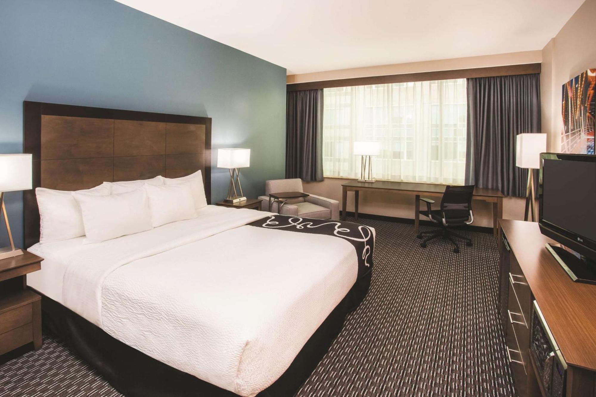 King Room with Bath Tub - Mobility Accessible/Non-Smoking