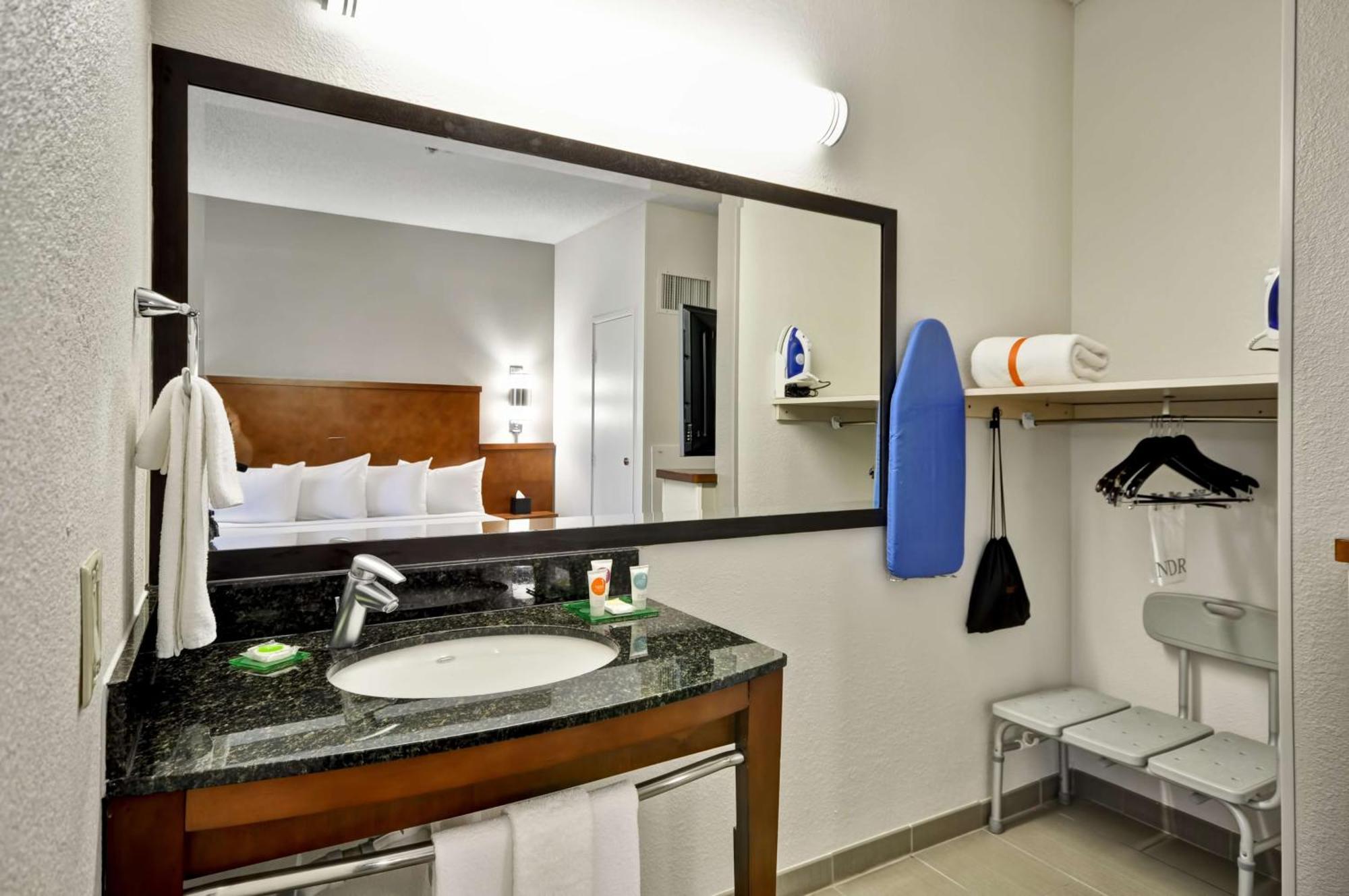 King Room Accessible Tub Disability Access,1275522103:JPEG