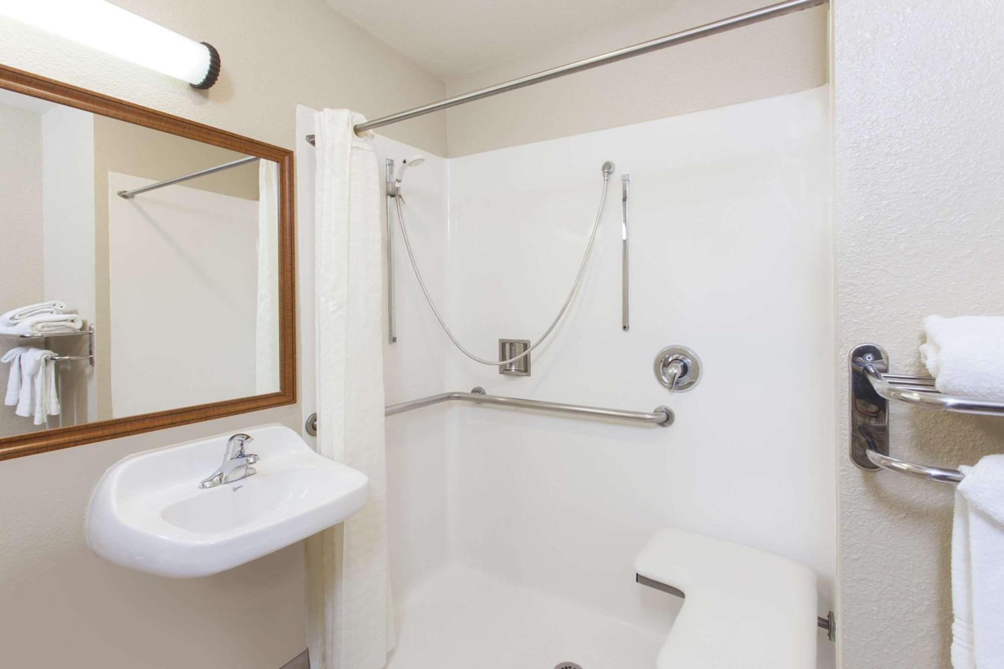 King Room with Mobility/Hearing Impaired Access - Non-Smoking