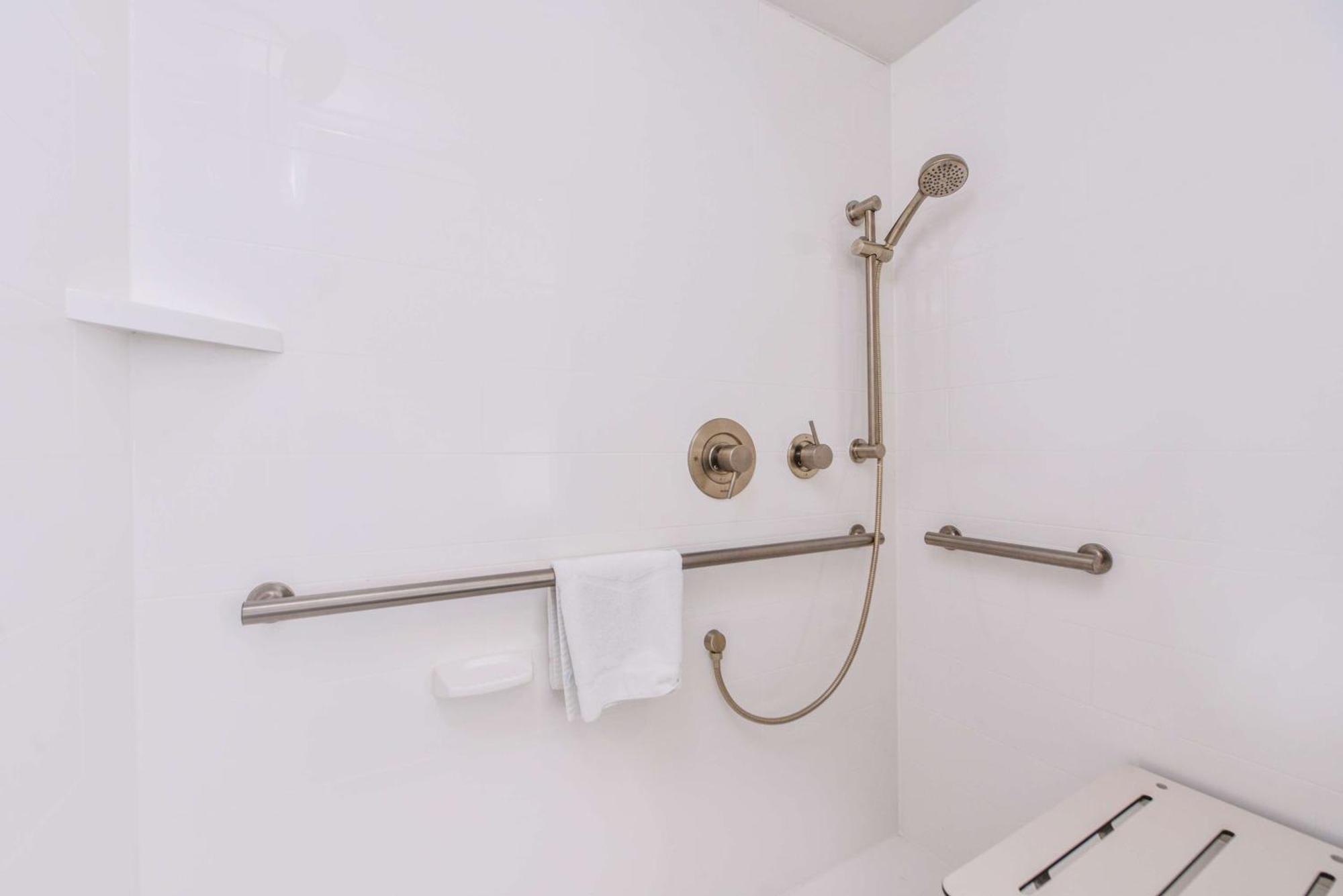 Double Room with Roll-in Shower - Mobility Accessible/Non-Smoking