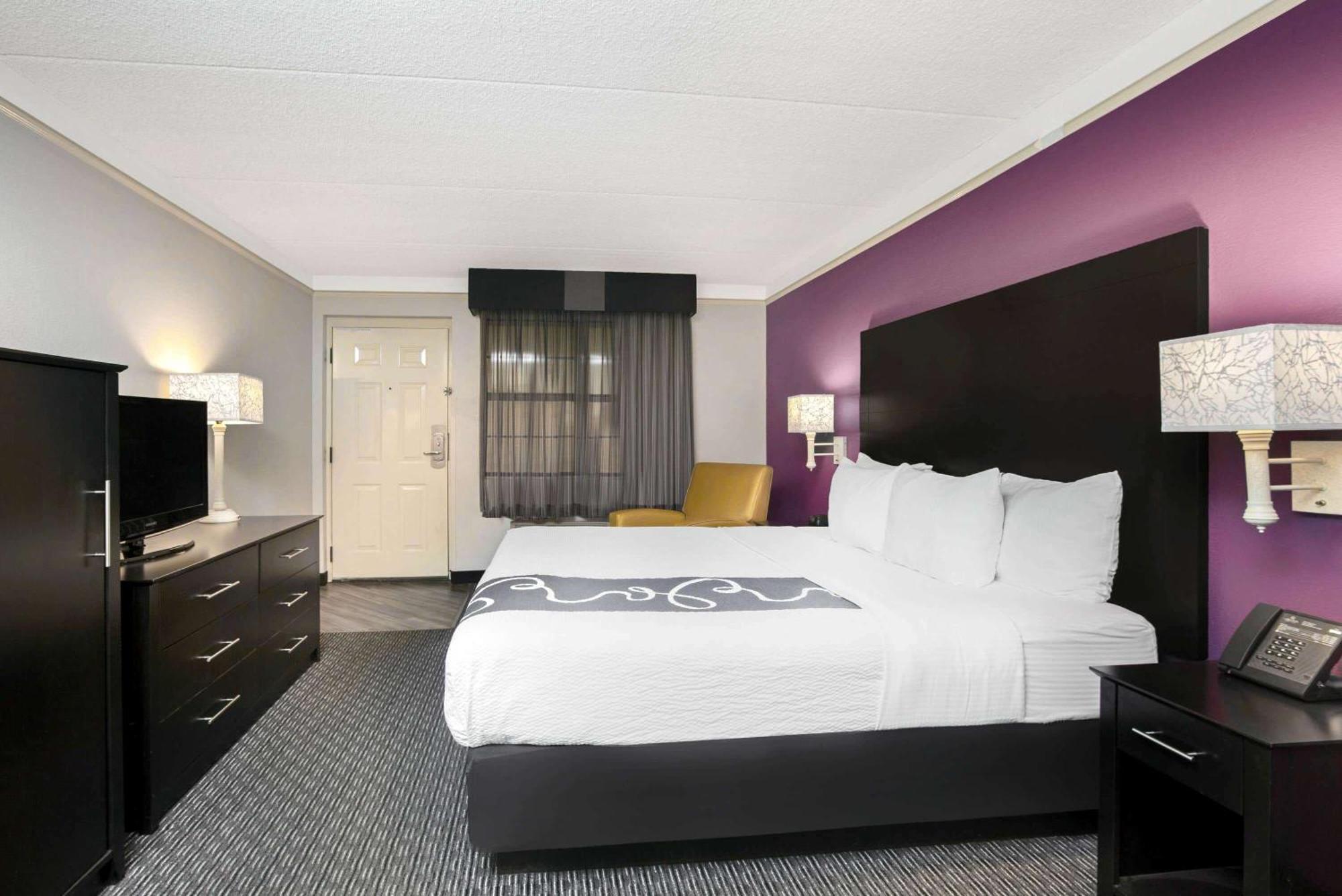 Deluxe King Room - Non-Smoking