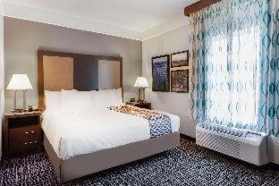 King Room with Roll-In Shower - Mobility/Hearing Accessible - Non-Smoking