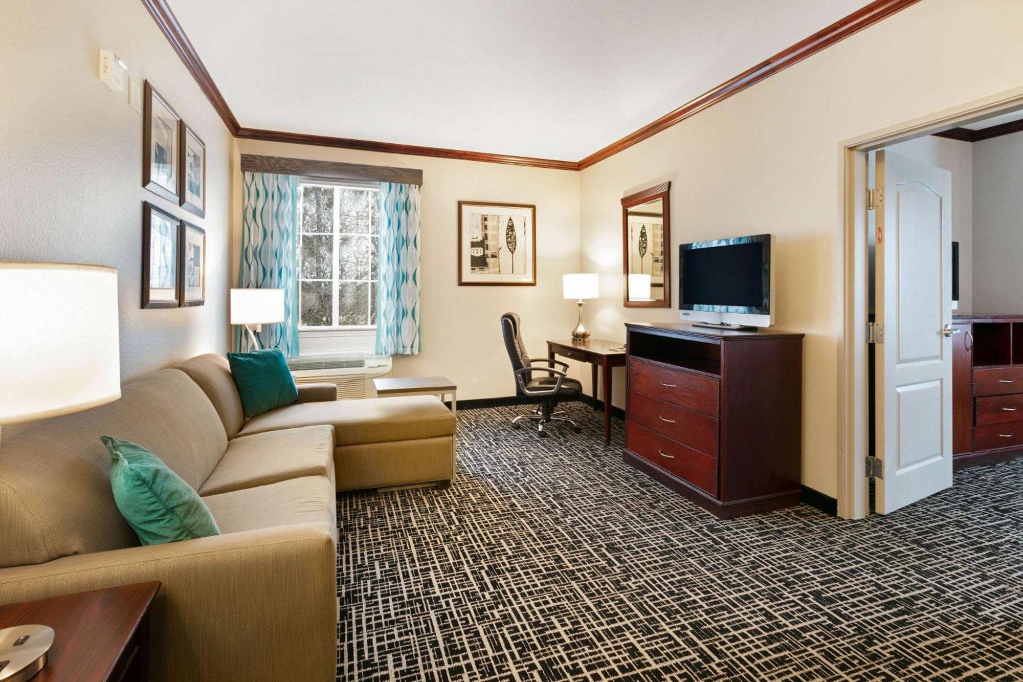One-Bedroom Family King Suite - Non-Smoking
