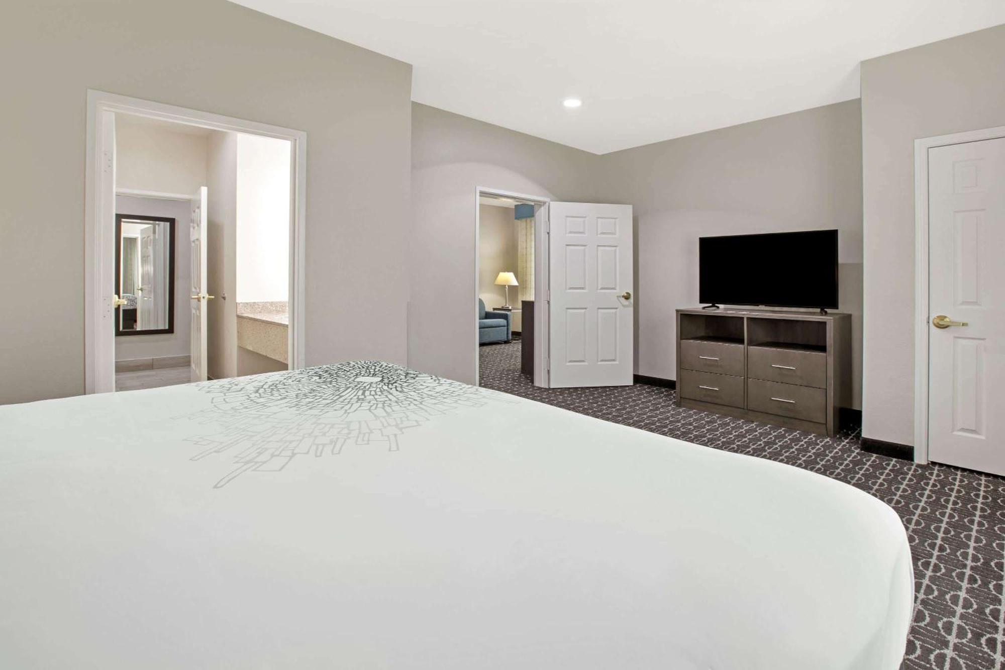 Deluxe Family Suite - Non-Smoking