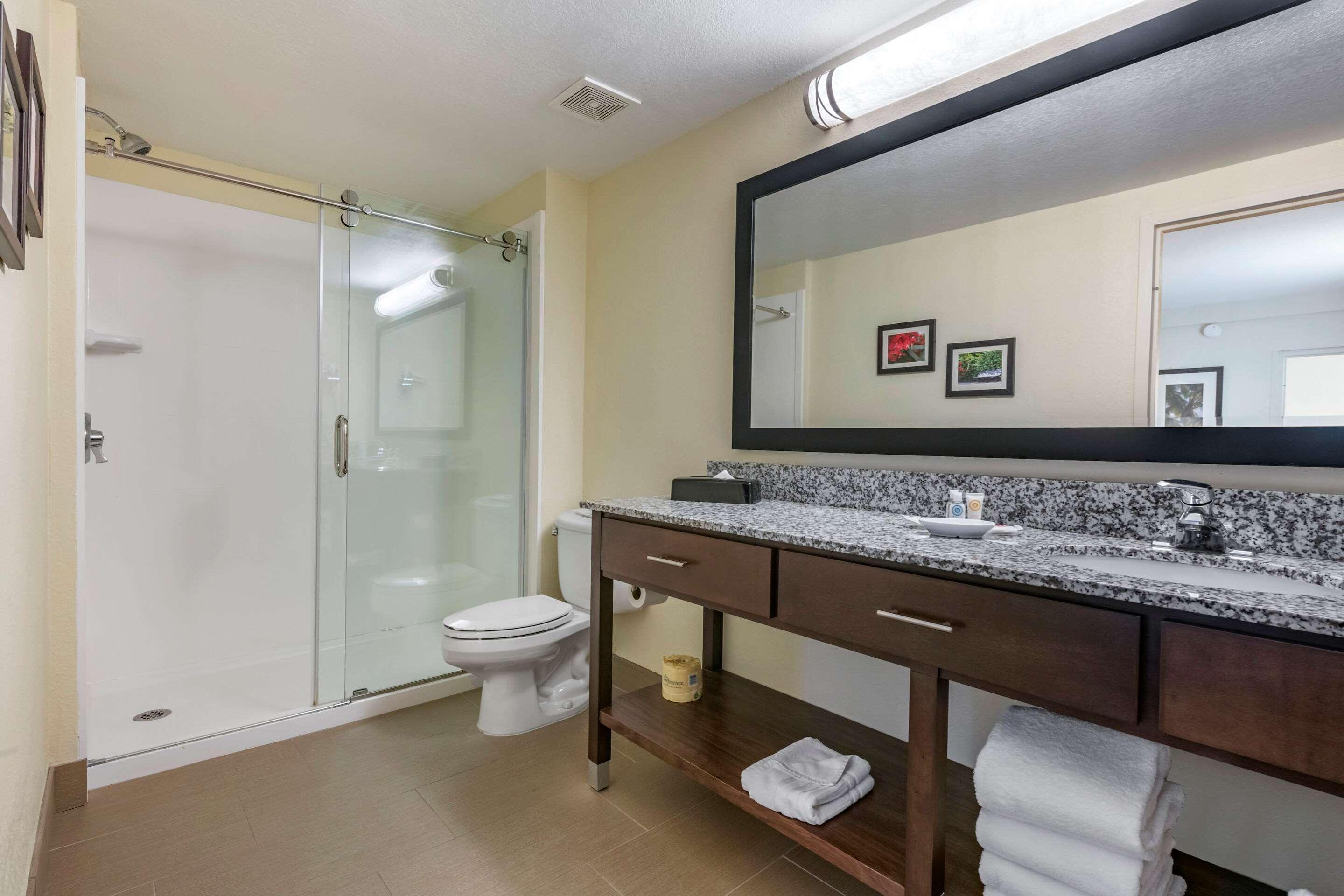Suíte de 1 Quarto com Cama King-size e 2 Banheiros