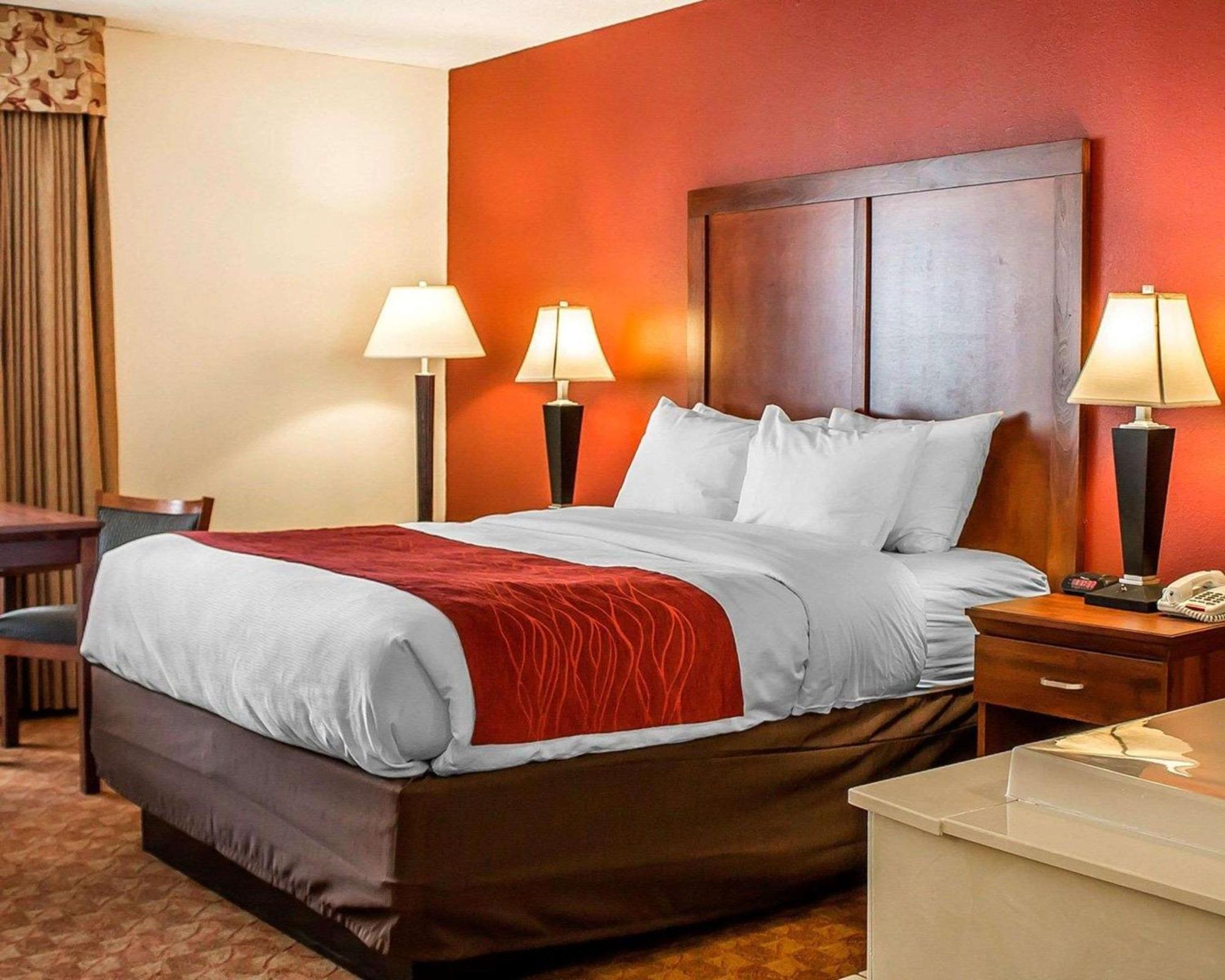 Standard Queen Room with Hot Tub - Non-Smoking