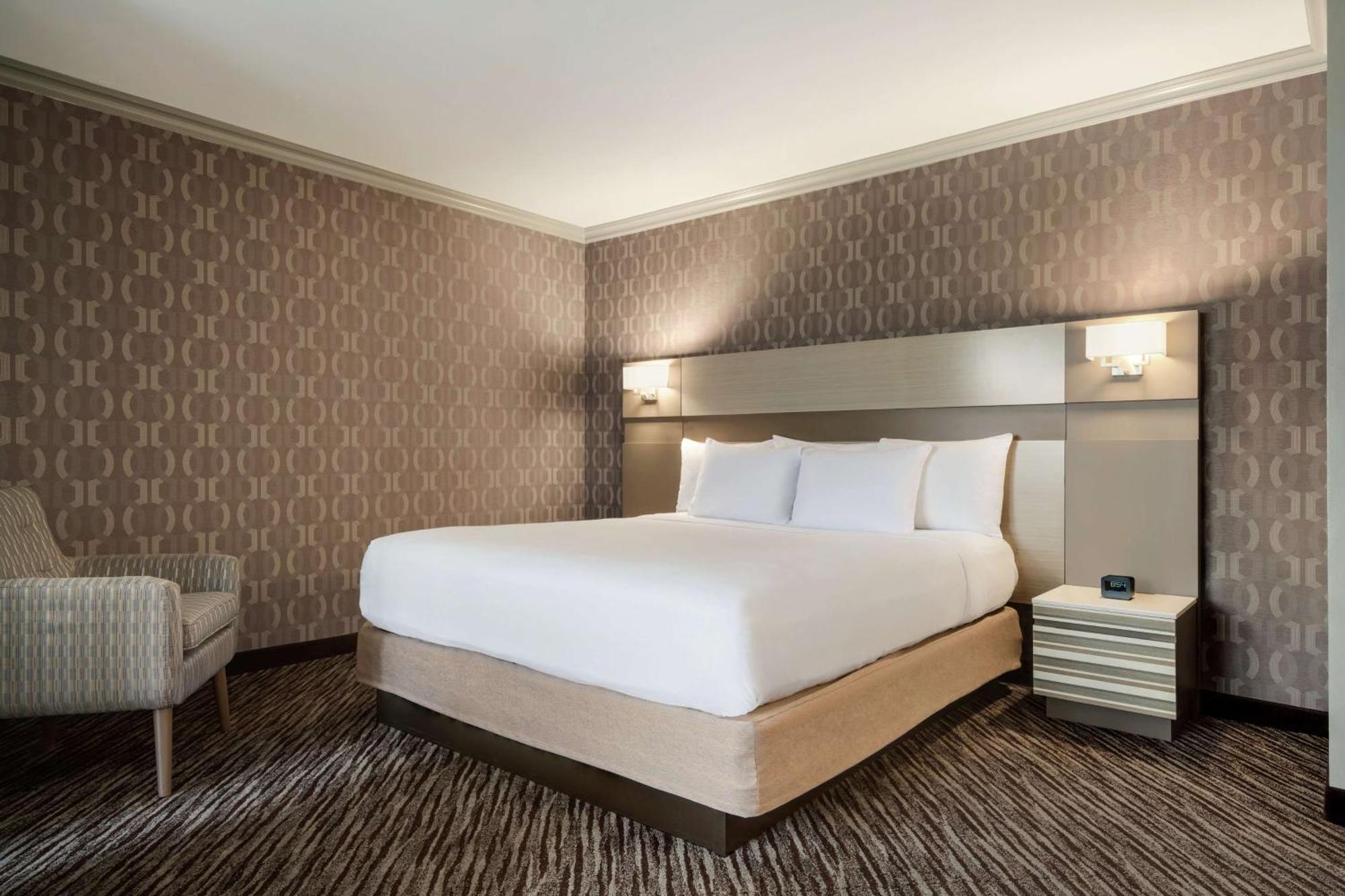 Corner Junior King Suite with Balcony,1439322925:JPEG