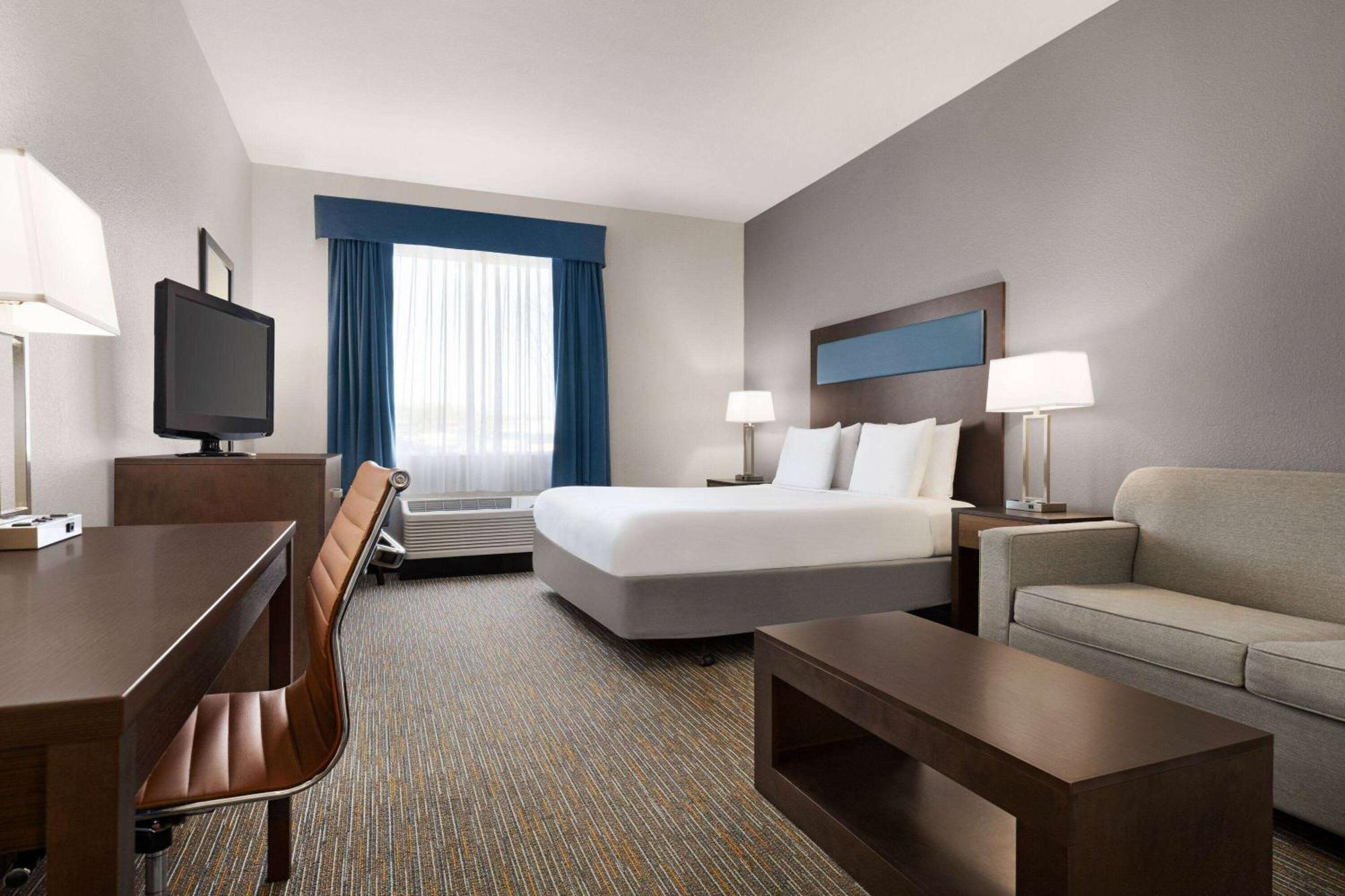Deluxe King Room - Mobility Access/Non-Smoking