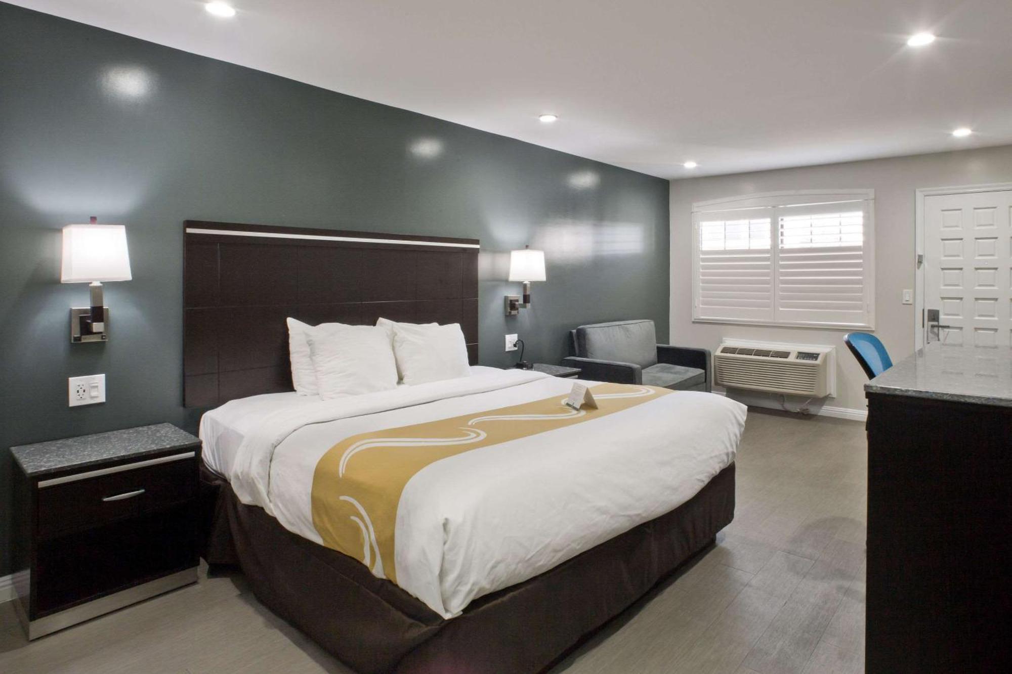 Standard King Room - Non-Smoking