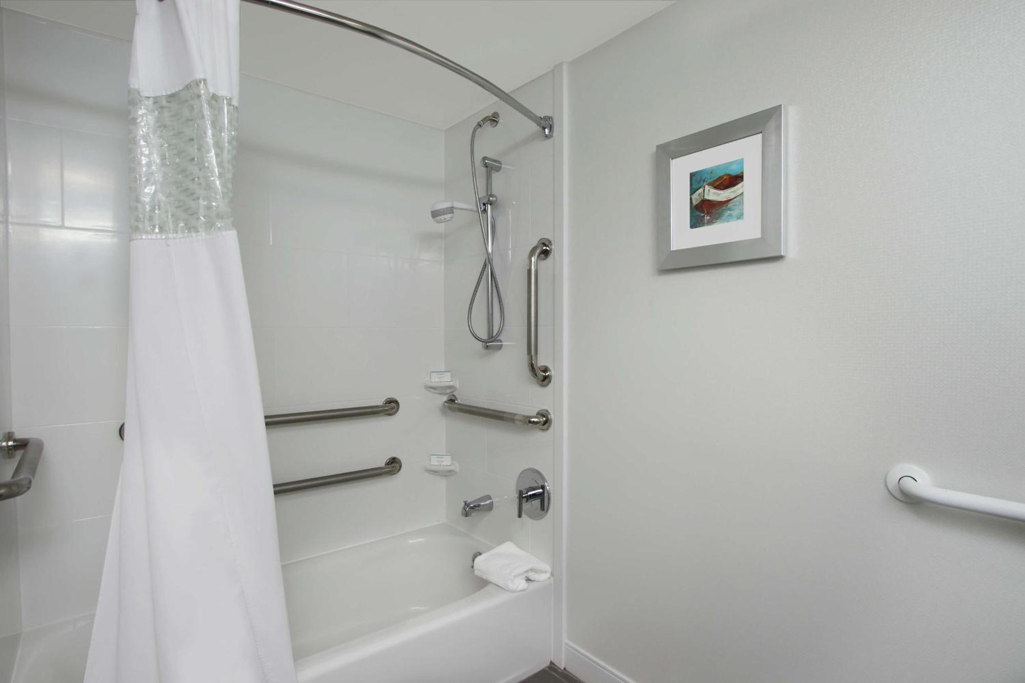 Queen Room with Bath Tub - Disability Access/Non-Smoking