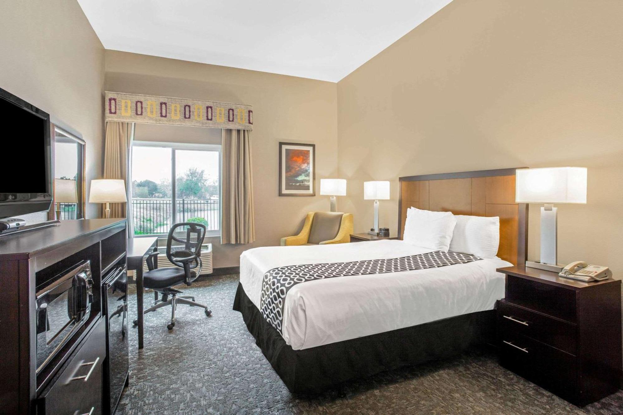 1 Queen Bed, Mobility/Hearing Impaired Accessible Room, Lake View, Non-Smoking