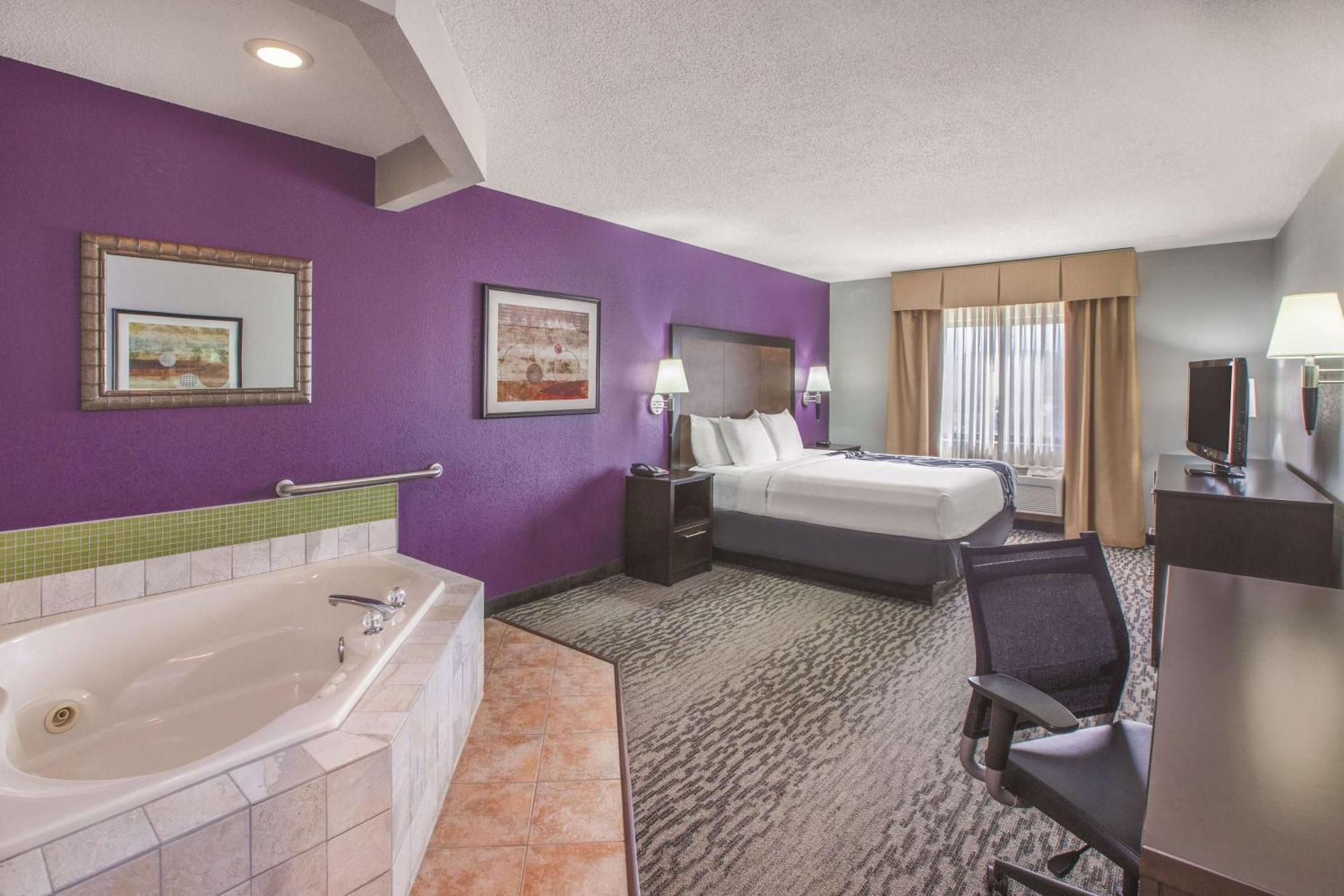 Deluxe King Suite - Non-Smoking