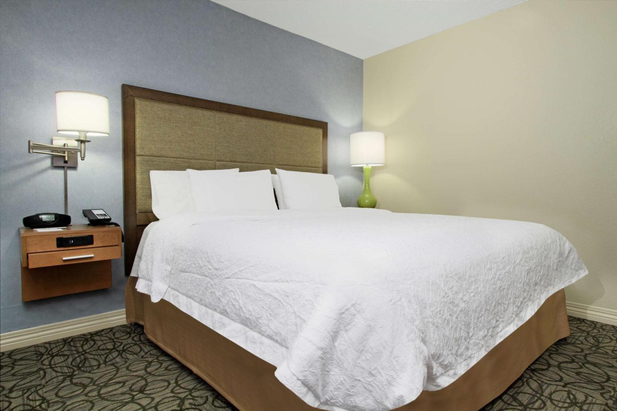 King Room with King Bed - Non-Smoking