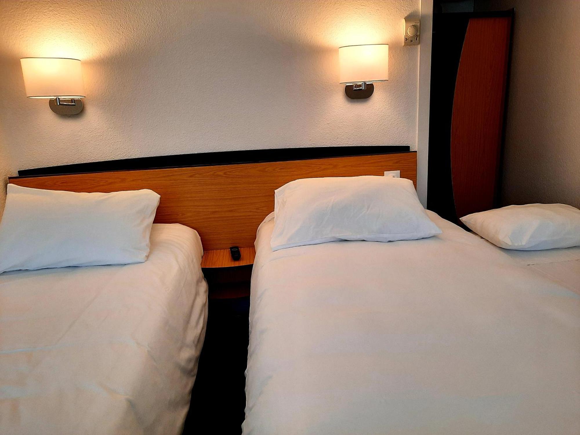 Chambre Triple (2 Lits Simples + 1 Lit Junior)