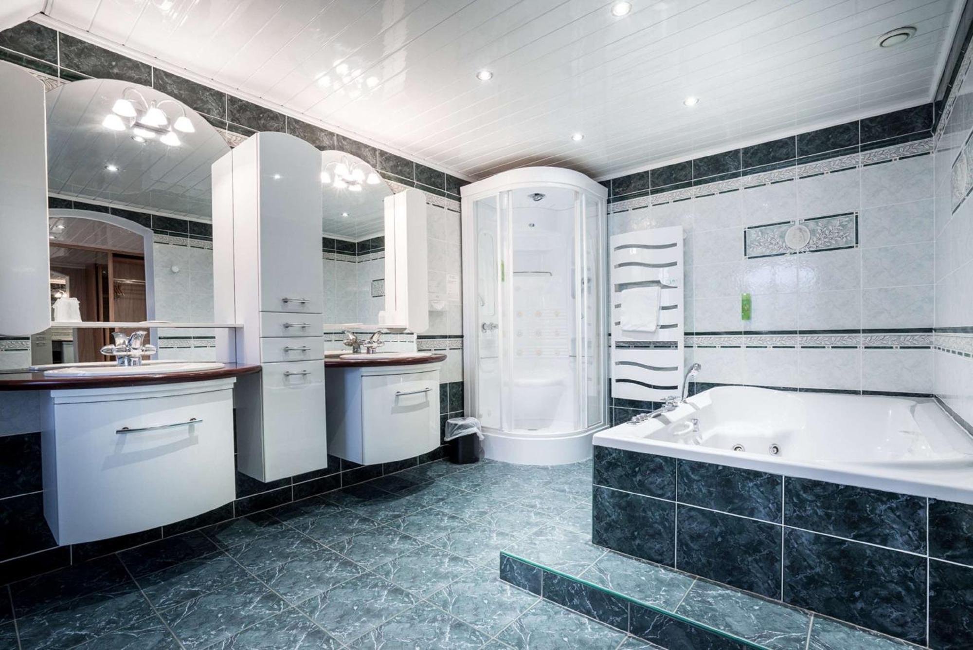 Two-Room Family Suite with Two King Beds and Spa Bath - Valley View/Non-Smoking