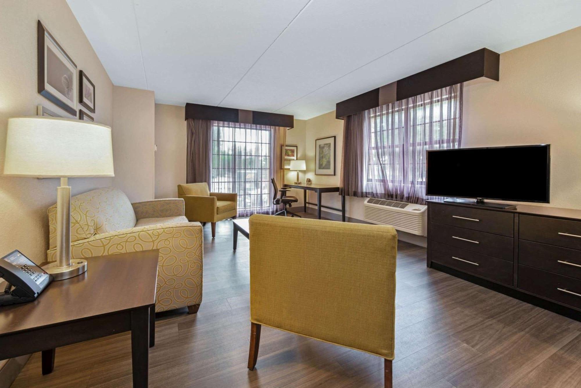 King One-Bedroom Suite Non-Smoking,1279525657:JPEG