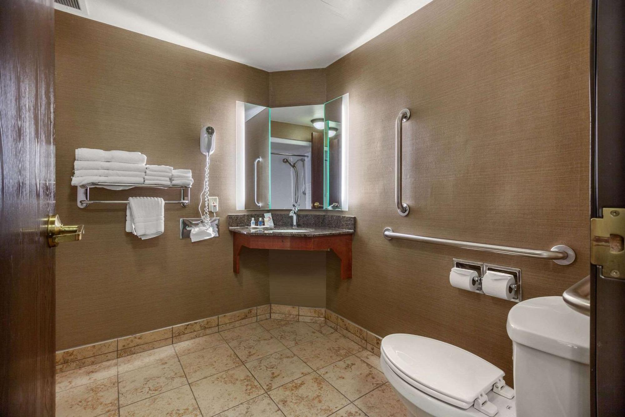 King Suite with Tub - Accessible/Non-Smoking