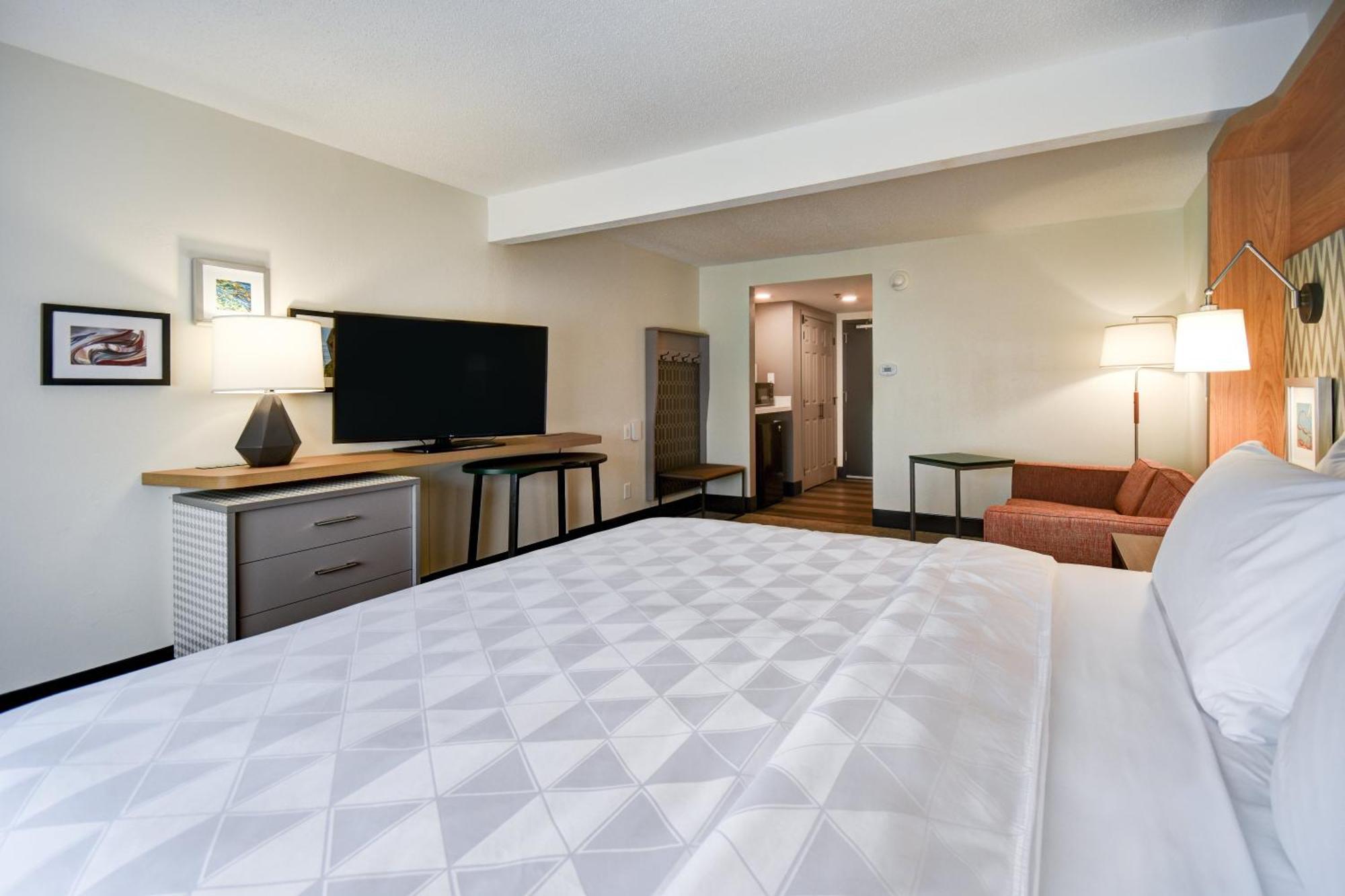 One-Bedroom Suite with King Bed Mobility Access Tub - Non-Smoking