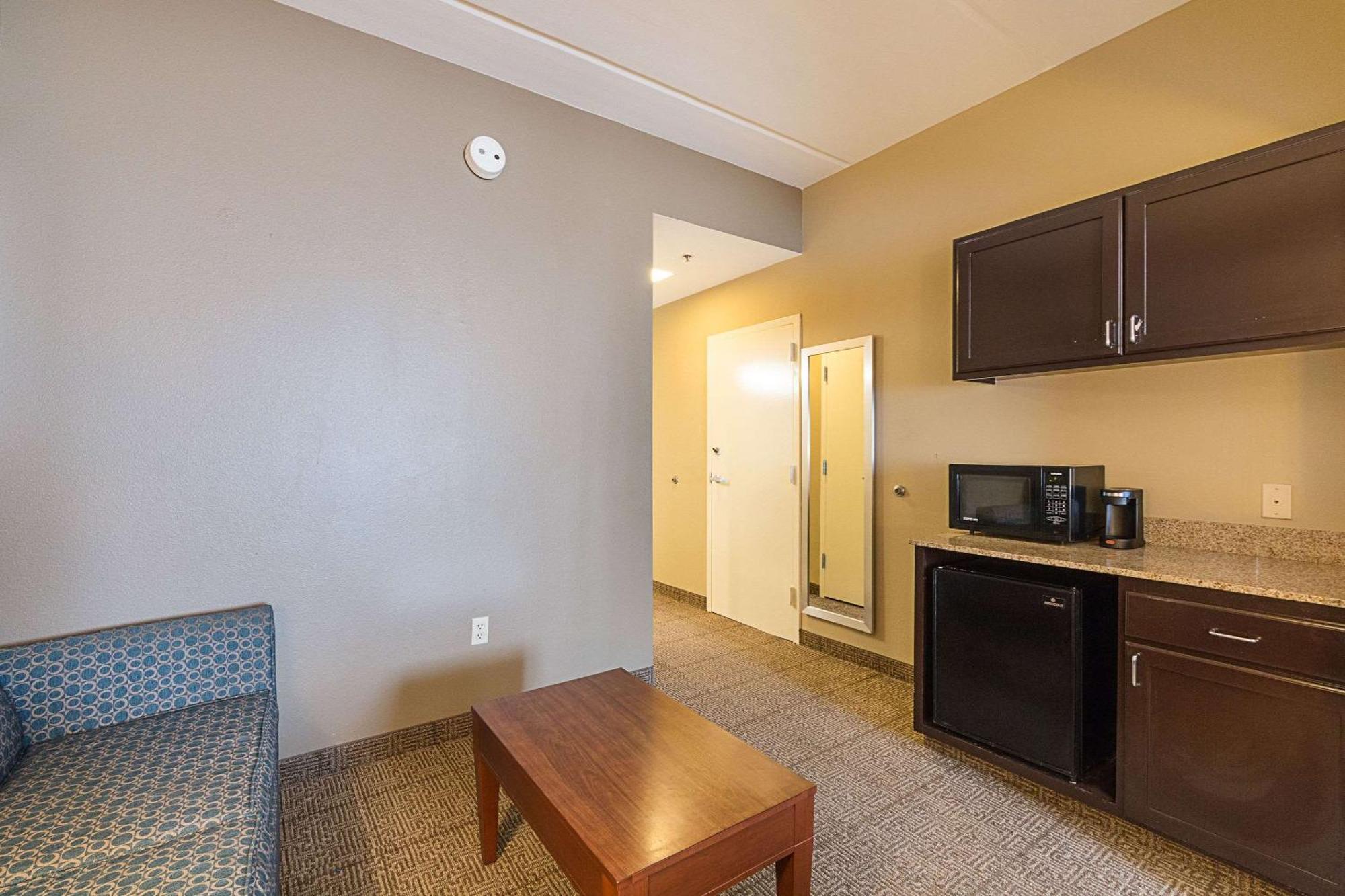 Queen Suite with Two Queen Beds - Accessible/Non-Smoking,1280831431:JPEG