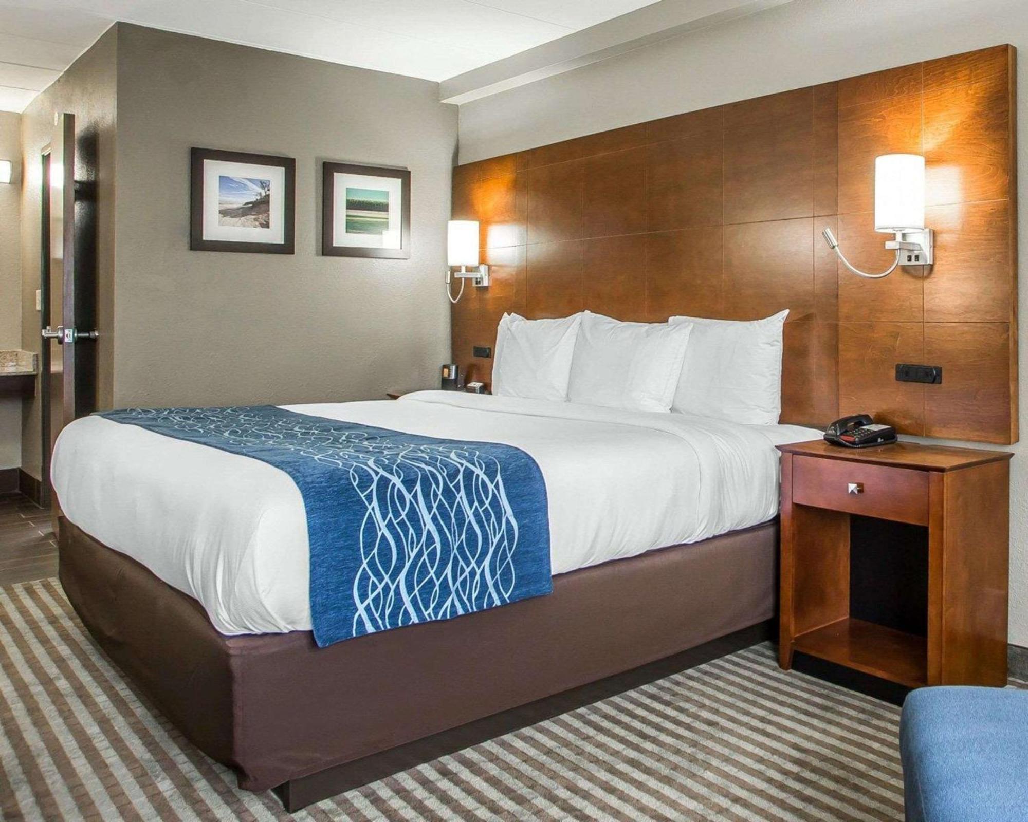 King Room with Roll-In Shower - Mobility Accessible/Non Smoking