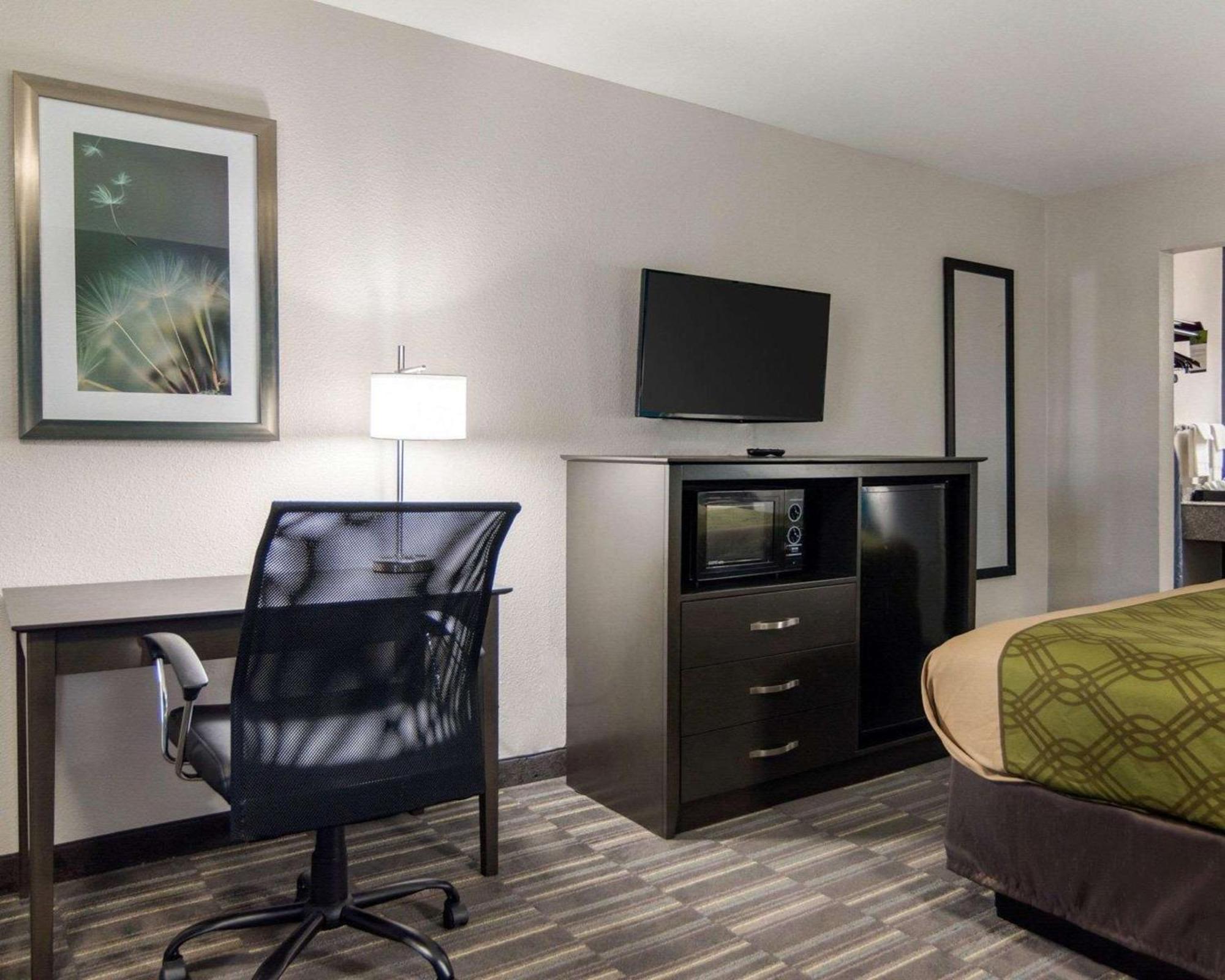 Queen Room Two Queen Beds Smoking
