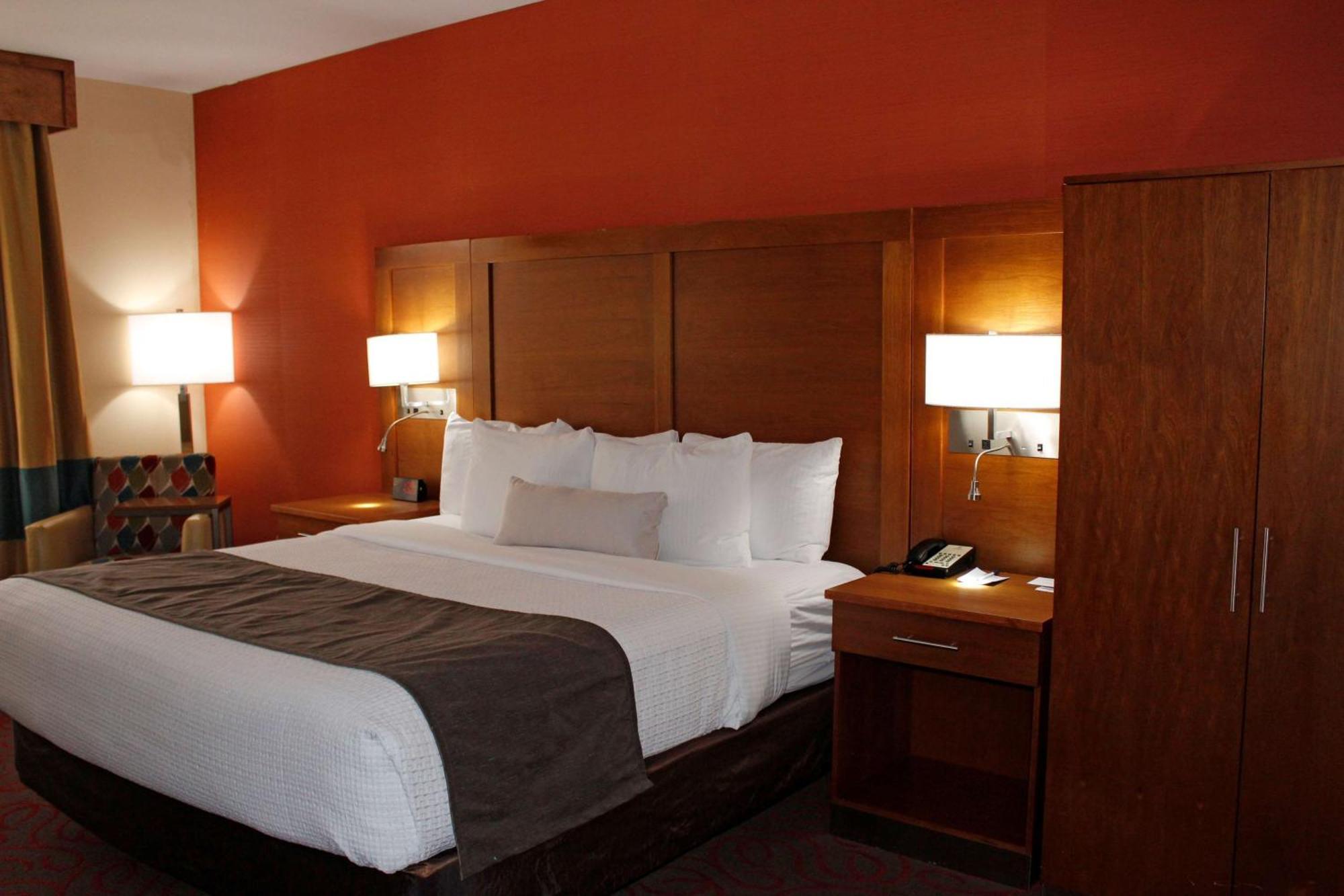 King Suite with Bath Tub and Sofa Bed - Disability Access/Non-Smoking