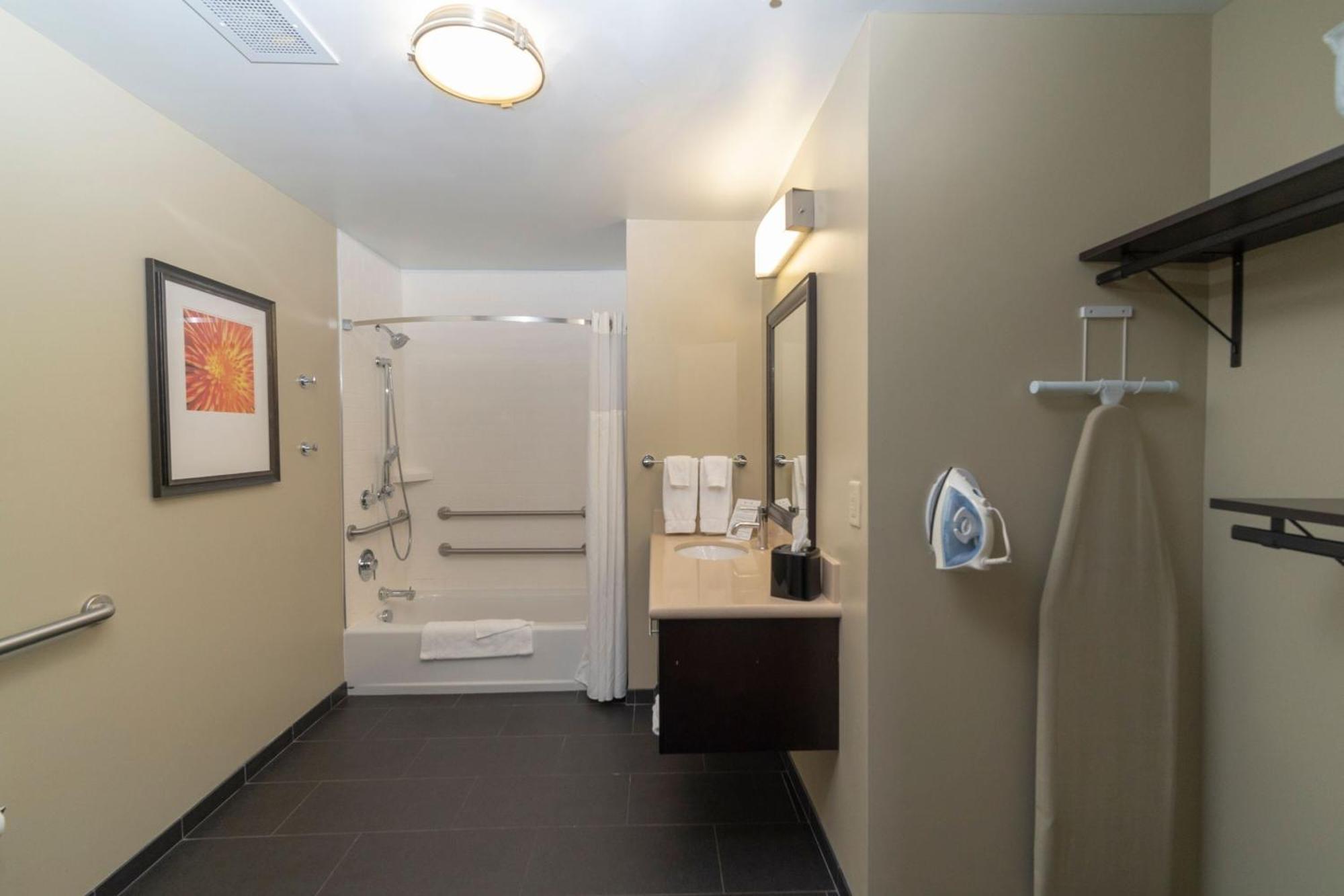 King Studio Suite with Bath Tub - Mobility Access