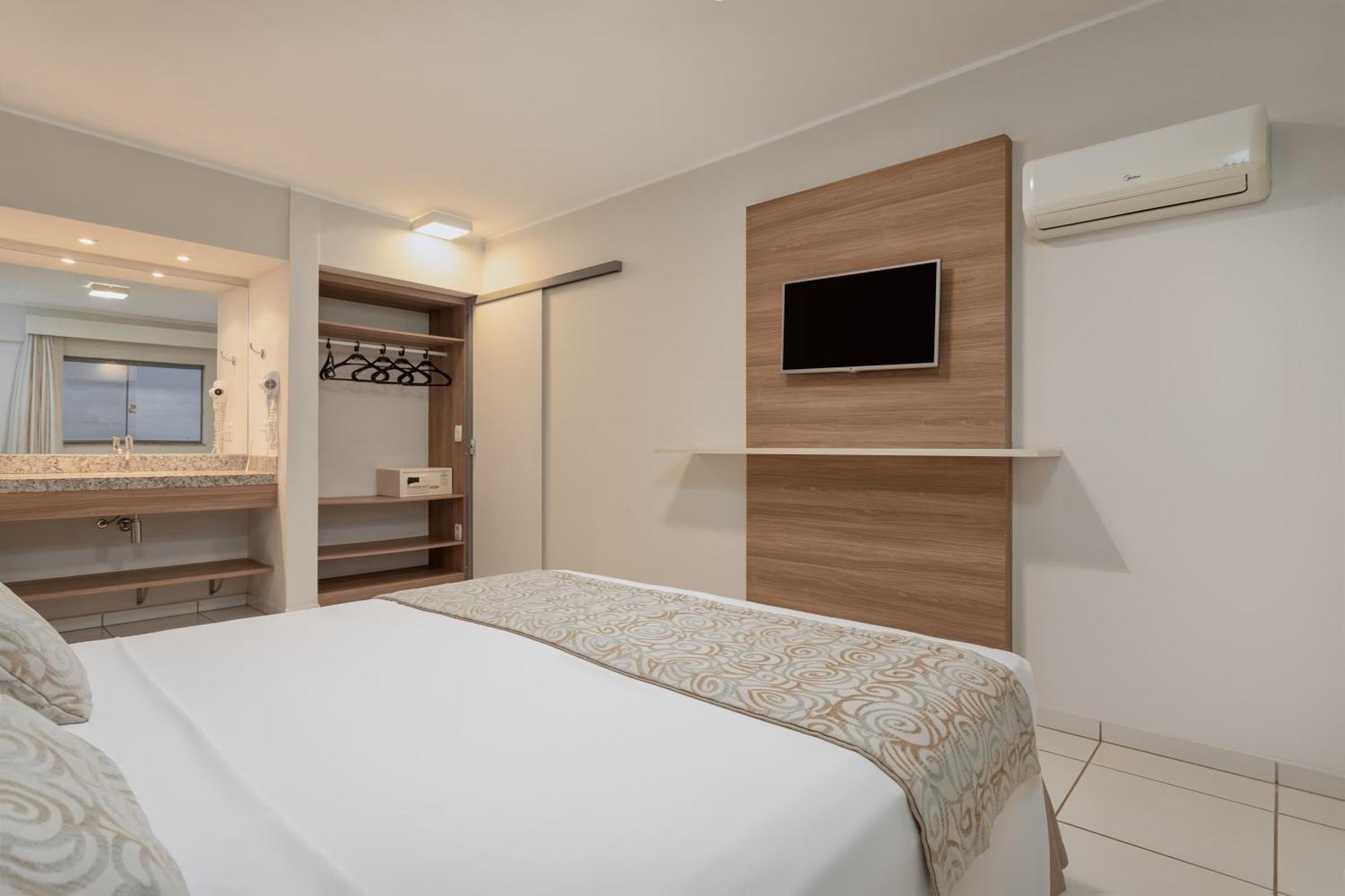 Suíte com Cama King-size e Banheira de Hidromassagem