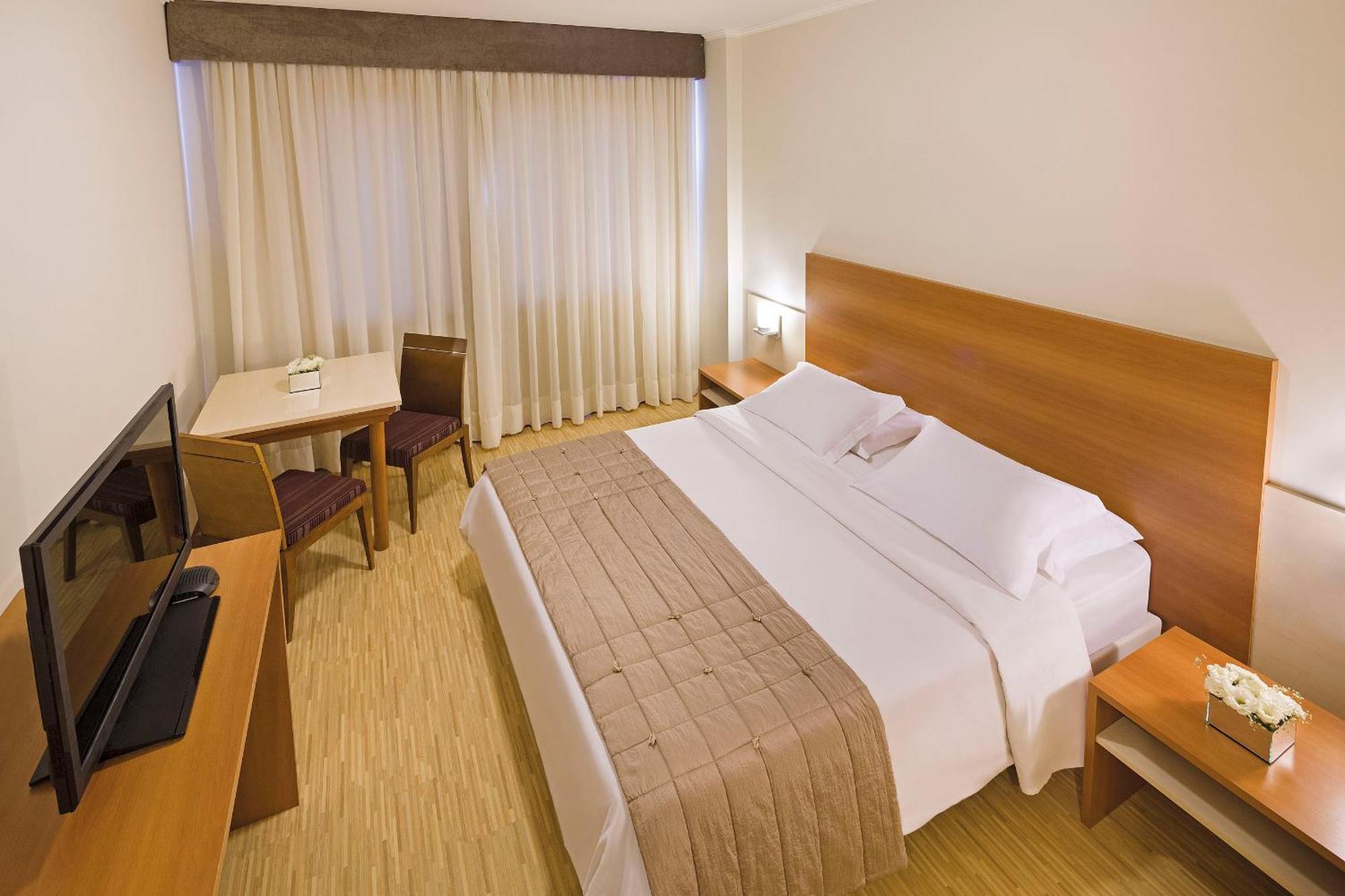 Quarto Duplo Luxo com Cama de Casal