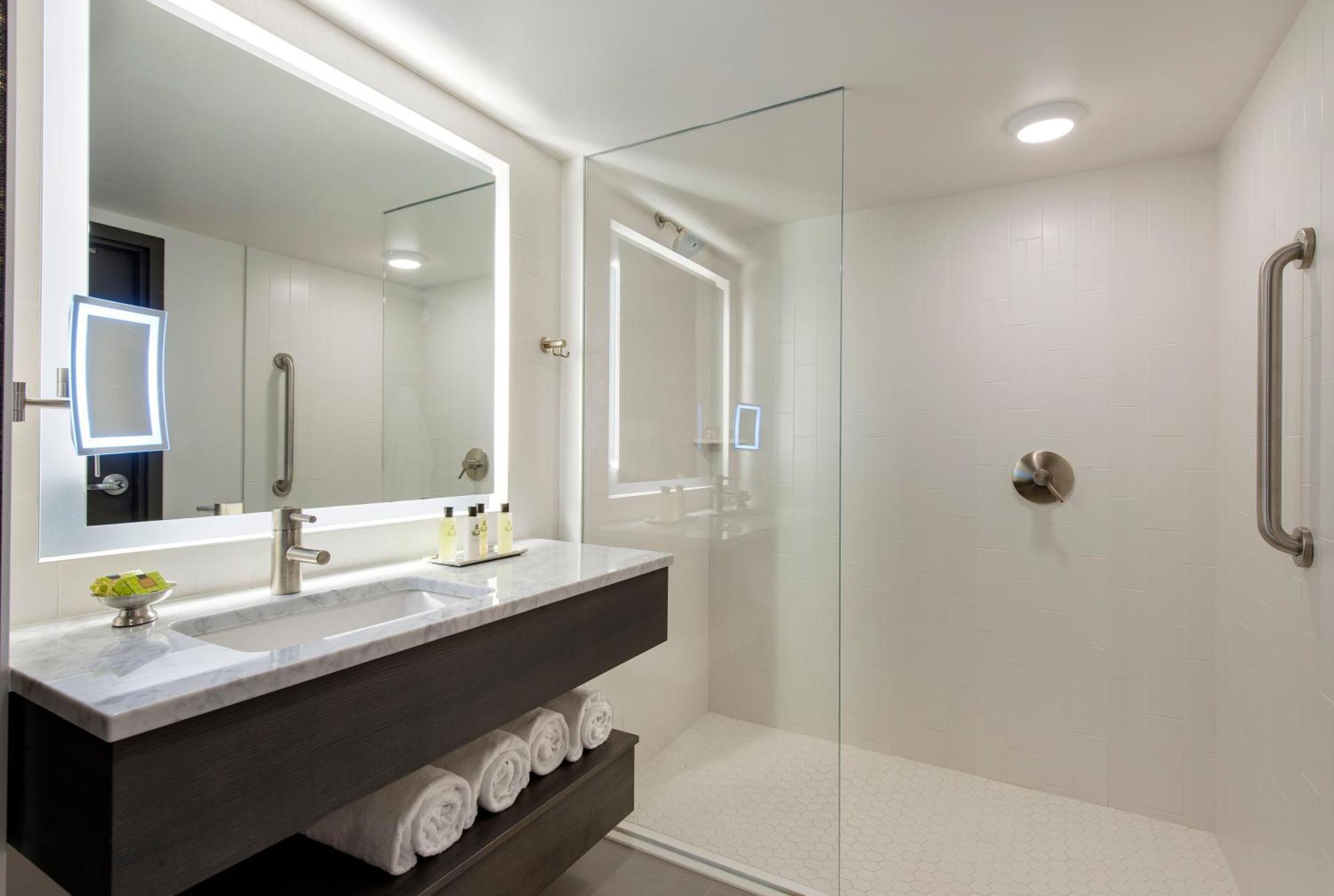 King Room - Mobility Access/Roll in Shower - Non-Smoking