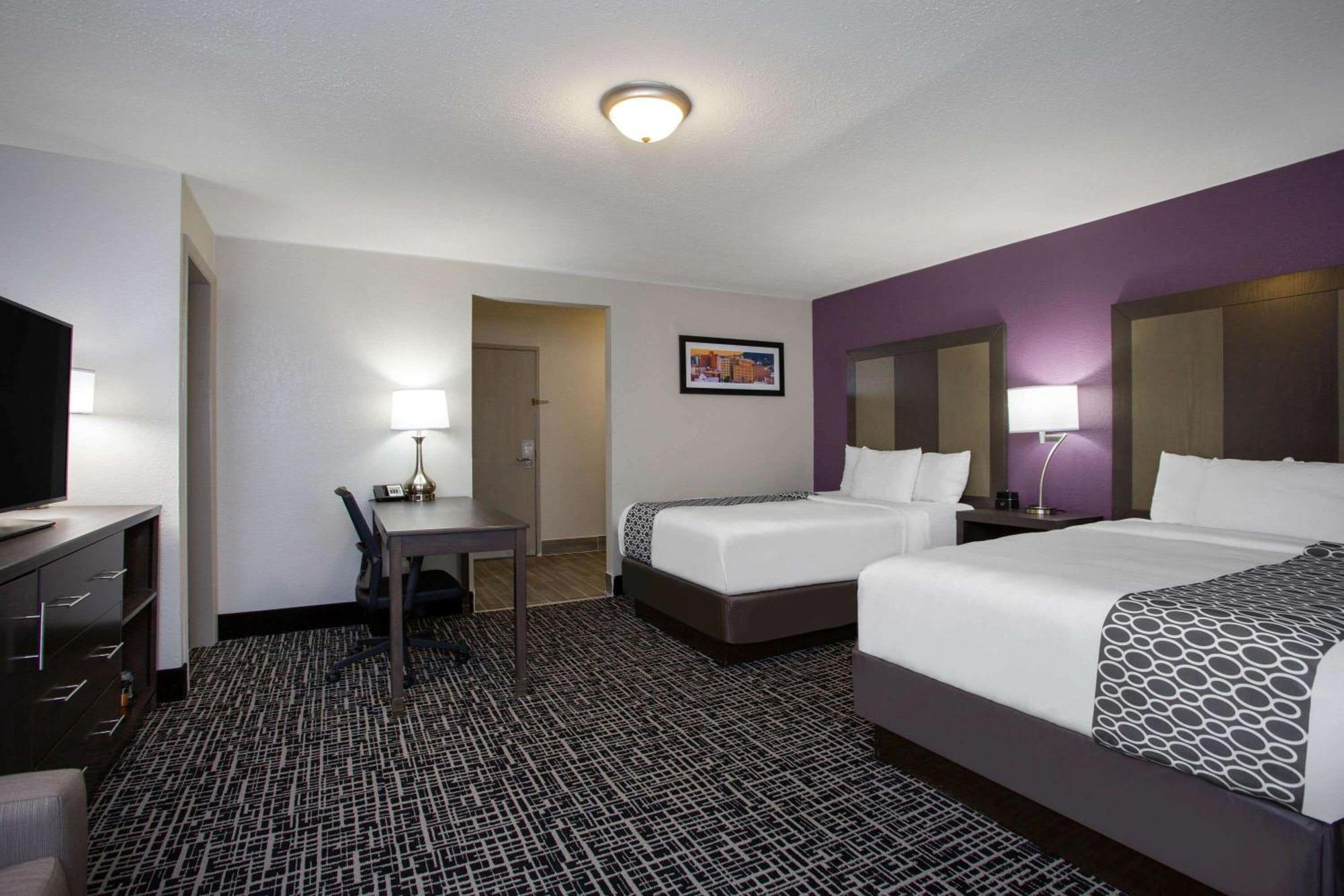 Deluxe Double Suite with Mountain View - Non-Smoking