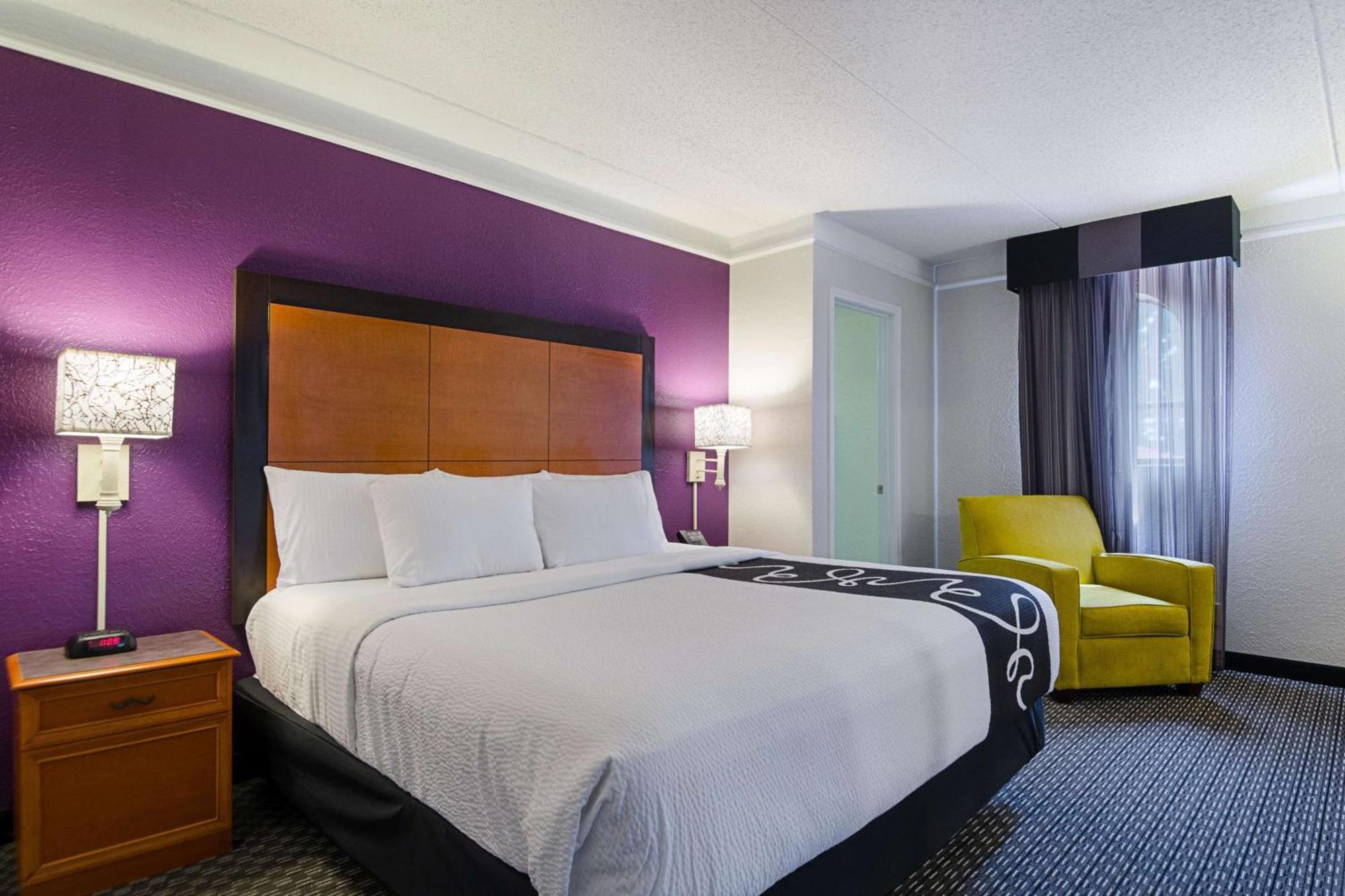 Deluxe King Suite - Non-Smoking