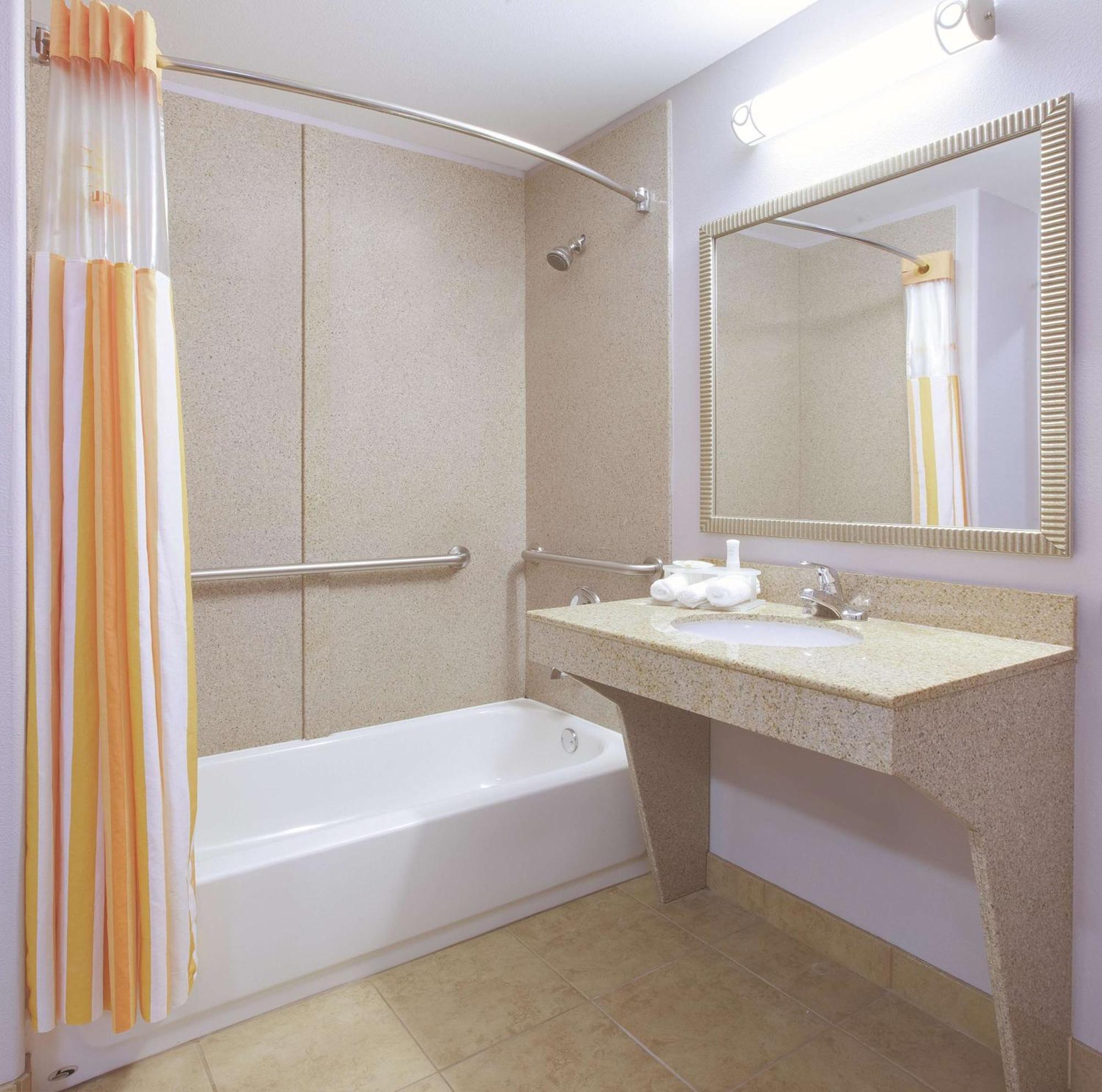 King Room with Bath Tub - Mobility/Hearing Accessible - Non-Smoking