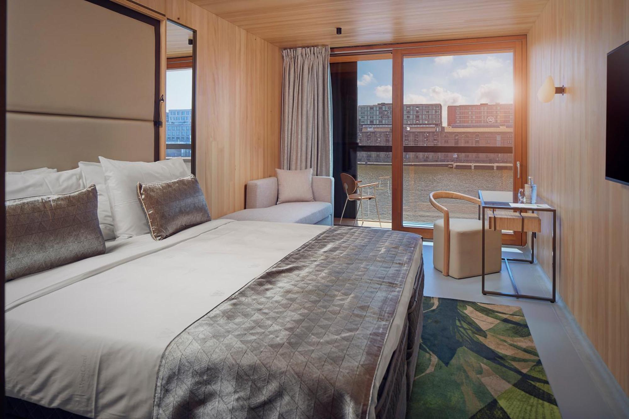 Superior Zimmer mit Dusche und Balkon am Wasser