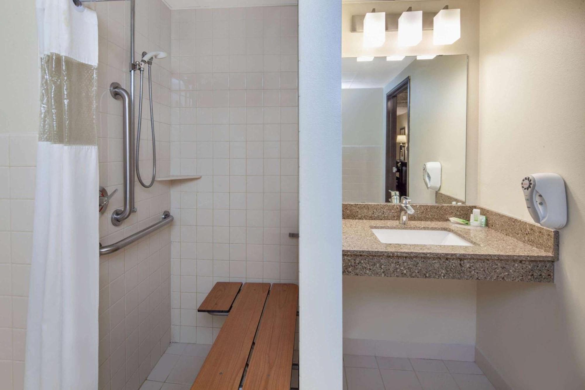 Deluxe Queen Room - Mobility Access/Non-Smoking