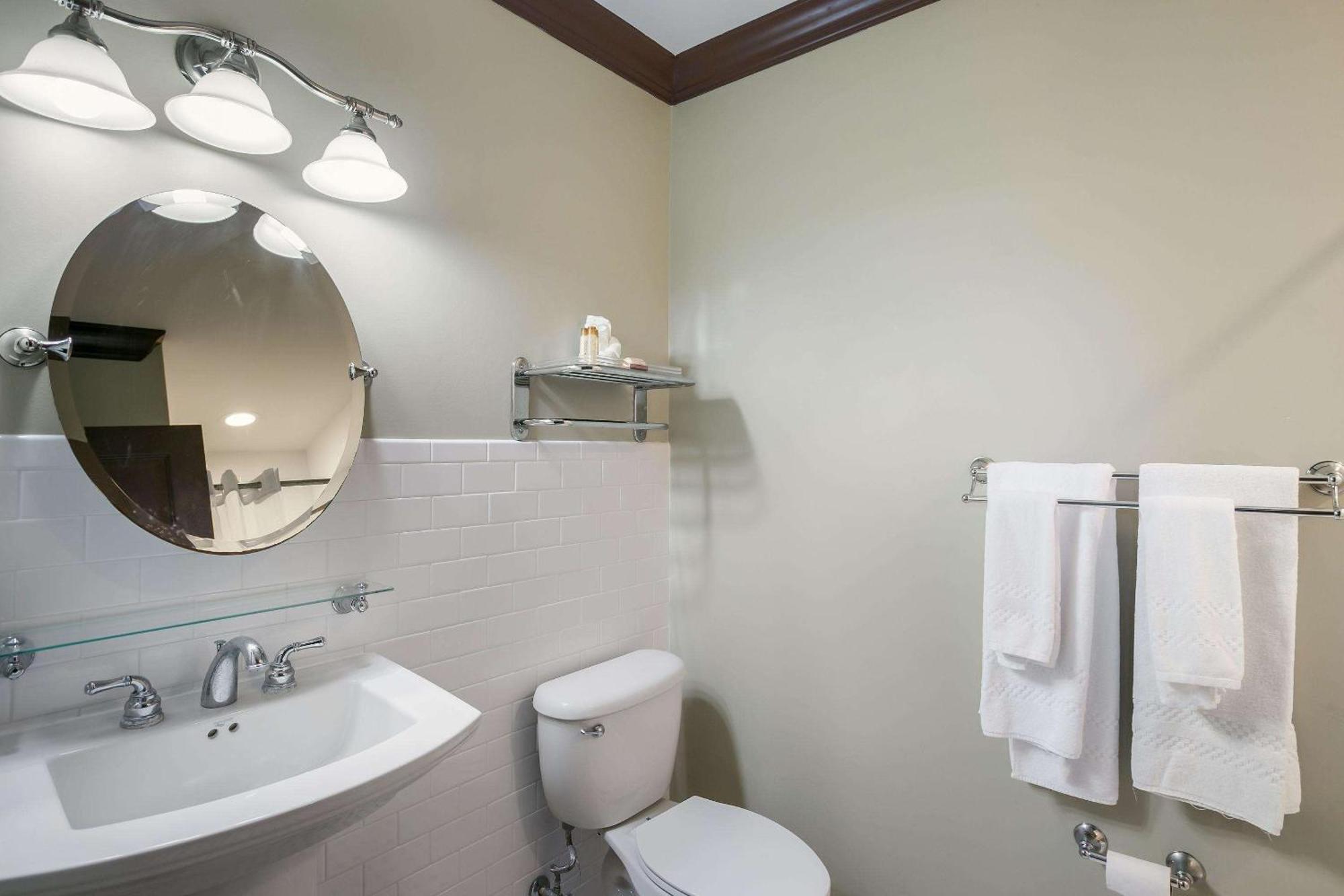 King Suite - Non-Smoking,1458590236:JPEG