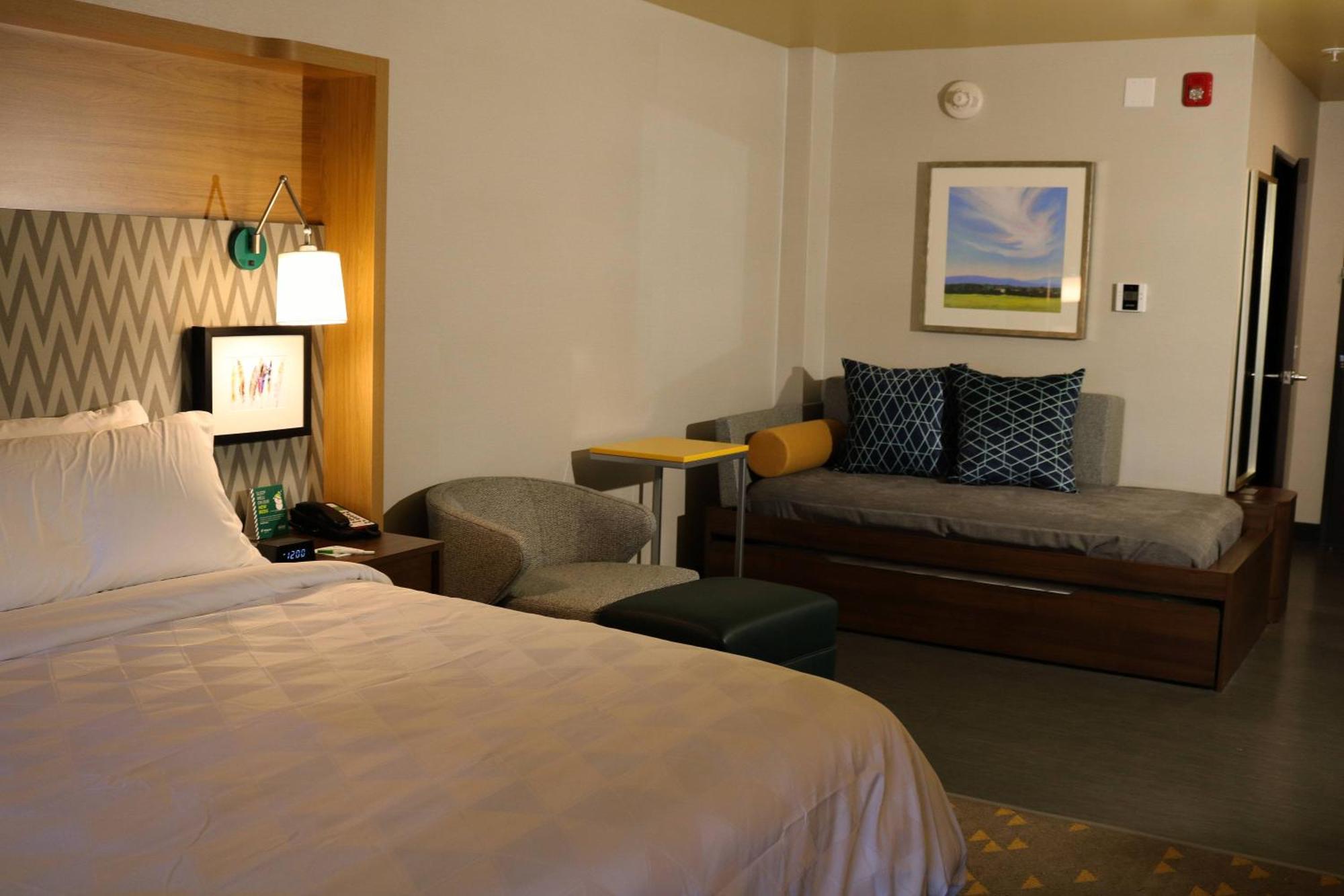 King Room with Roll-Away Bed - Non-Smoking