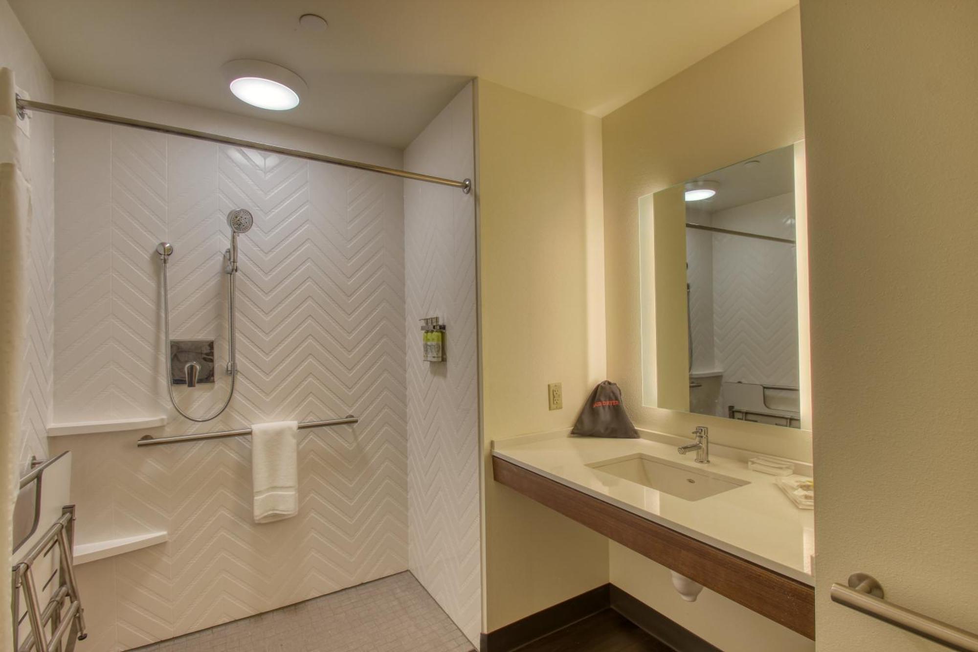 King Room - Mobility Access/Hearing Accessible