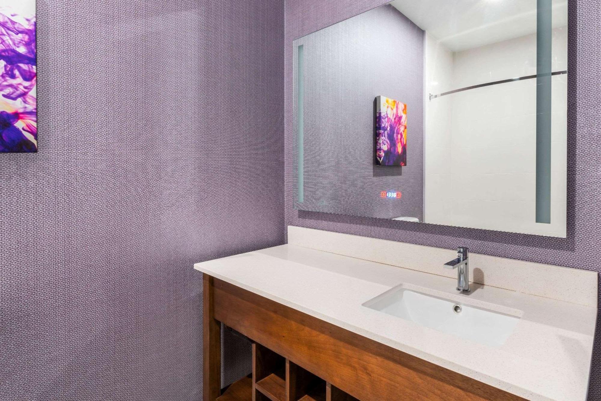 Deluxe King Room Bath Tub Mobility or Hearing Accessible Non-Smoking,1285297195:JPEG