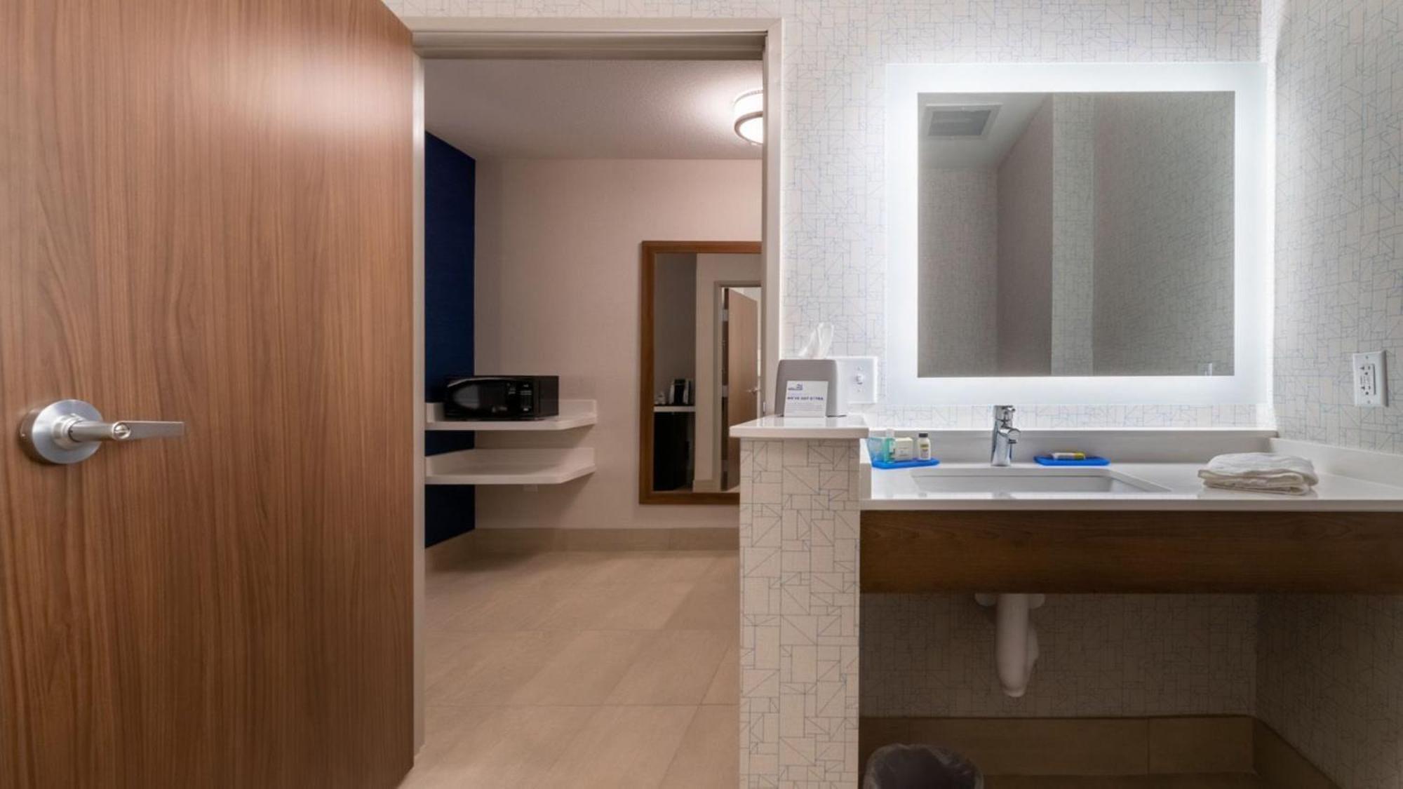 King Room - Mobility Access/Hearing Accessible