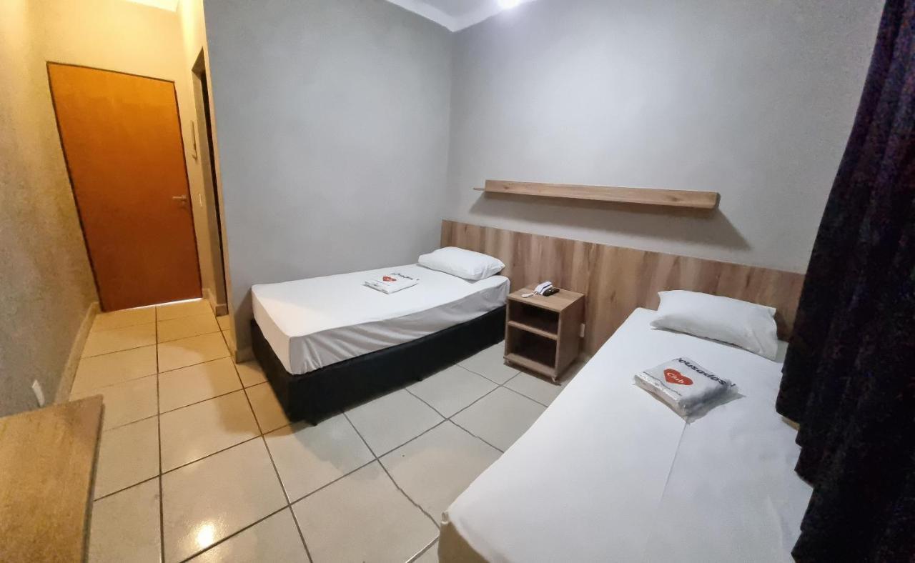 Quarto Econômico com 2 Camas de Solteiro
