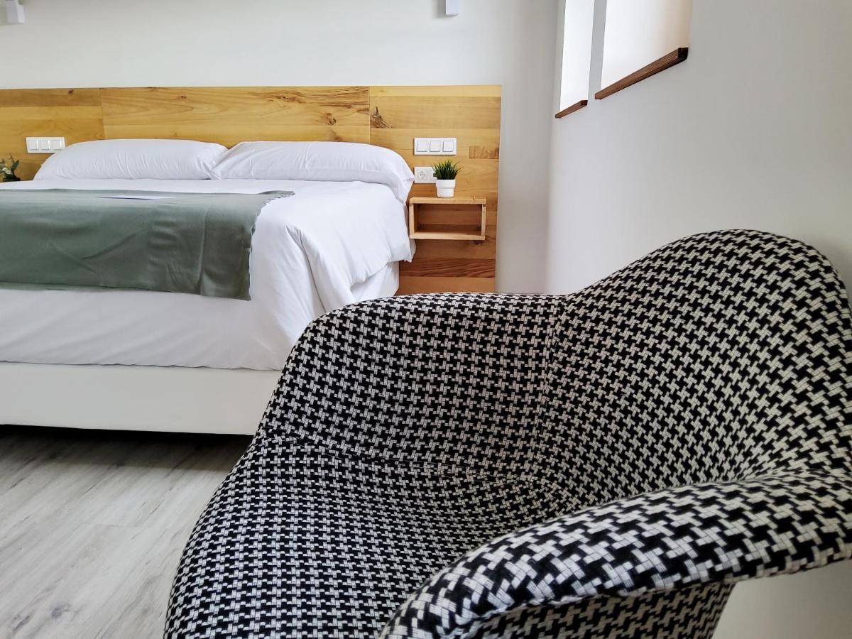 Habitación con cama grande