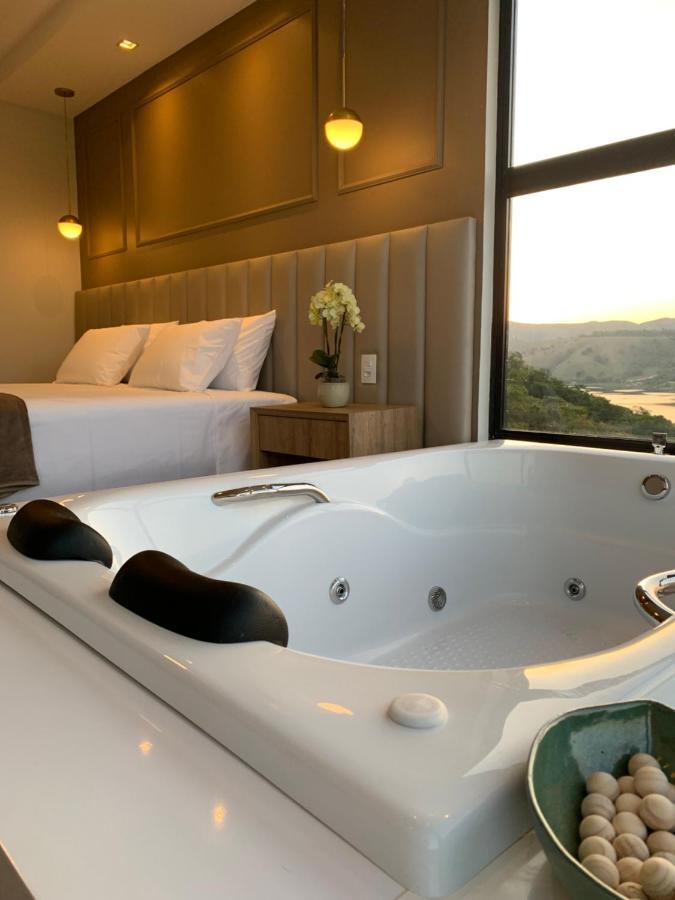 Suíte com Cama King-size e Banheira de Hidromassagem