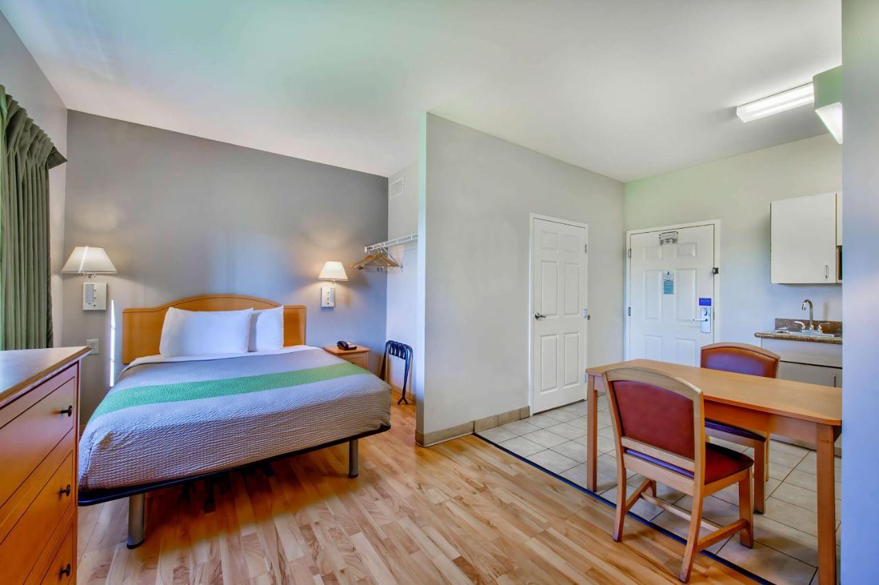 Deluxe Queen Room - Non-Smoking