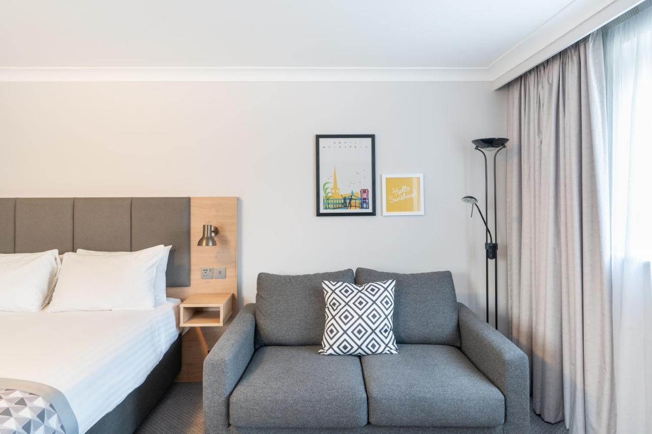 Habitación Premium con cama grande y sofá cama