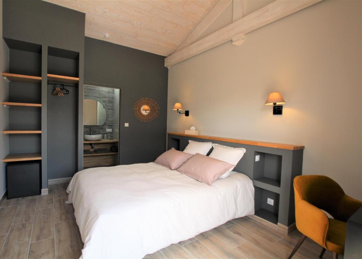 Habitación con cama extragrande y vistas a la piscina