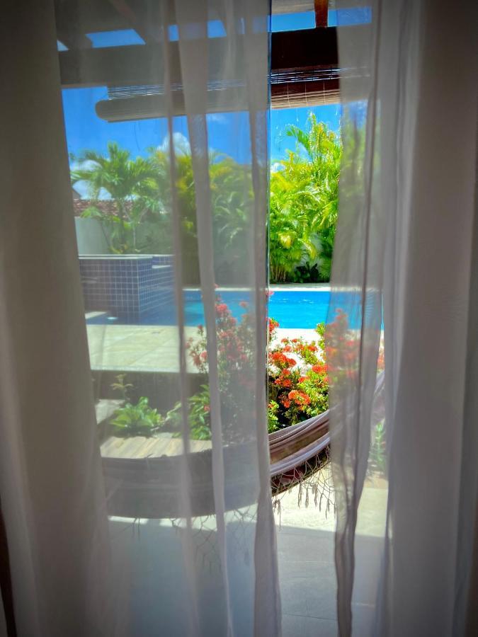 Suíte com Cama Queen-size e Vista da Piscina
