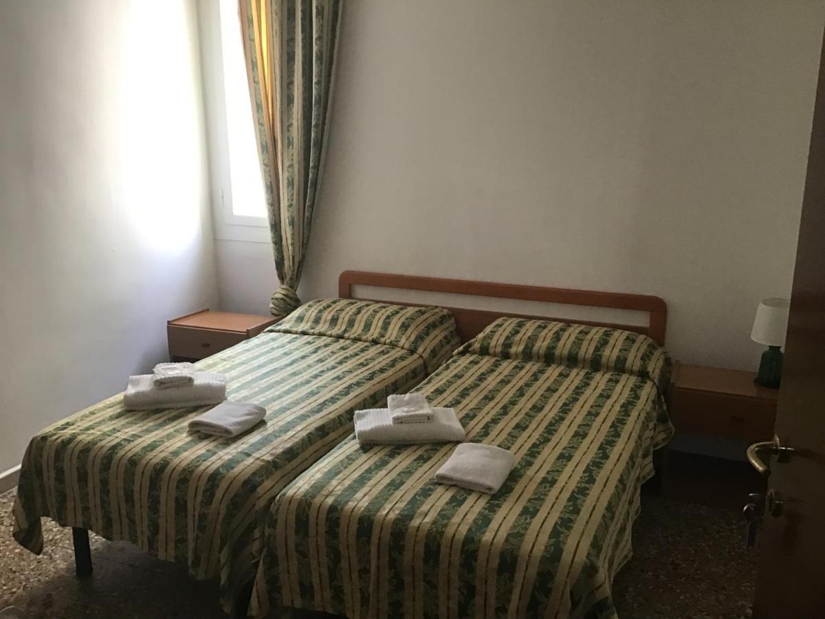 Camera Doppia con Letti Singoli e Bagno in Comune