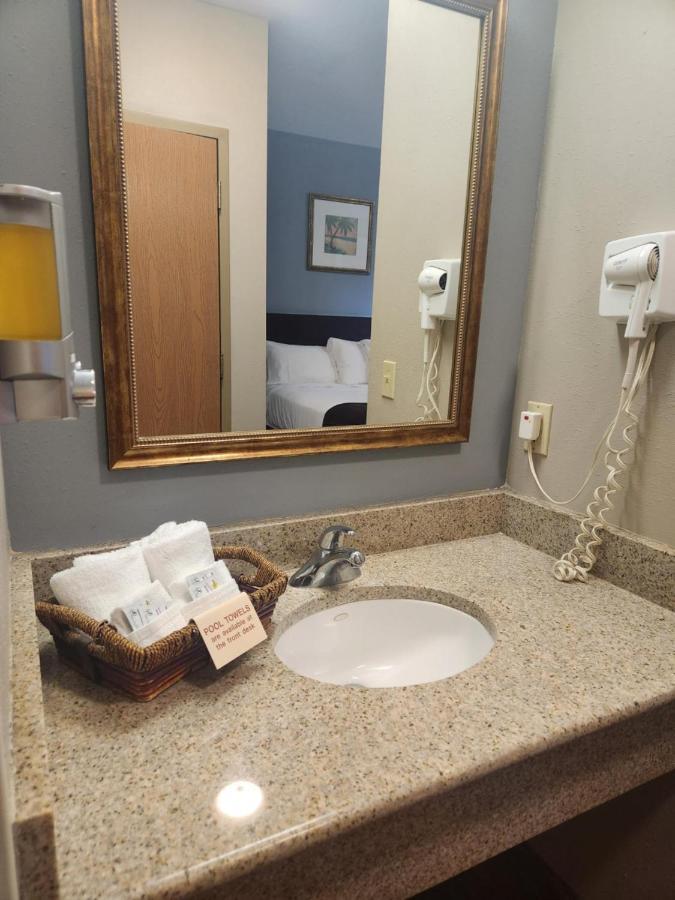 Queen Room with Two Queen Beds Non Smoking