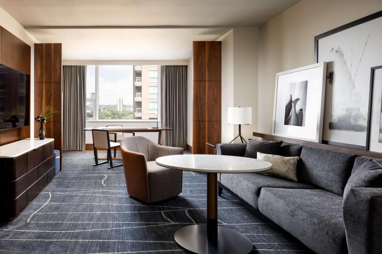 One-Bedroom Deluxe Corner Suite - High Floor,1310862019:JPEG